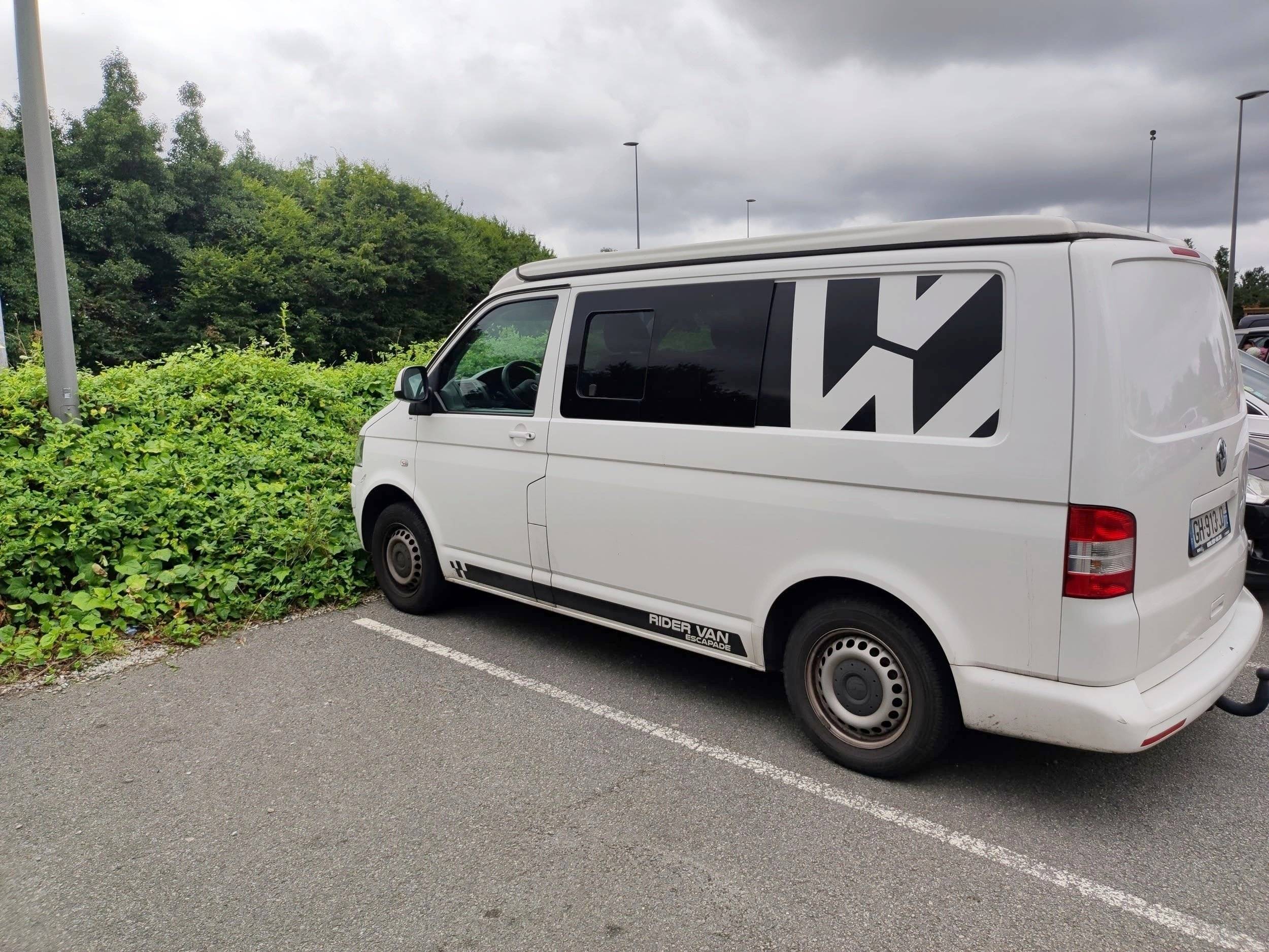 Front view from 3/4 Volkswagen T5 2 l 84 ch - Yescapa