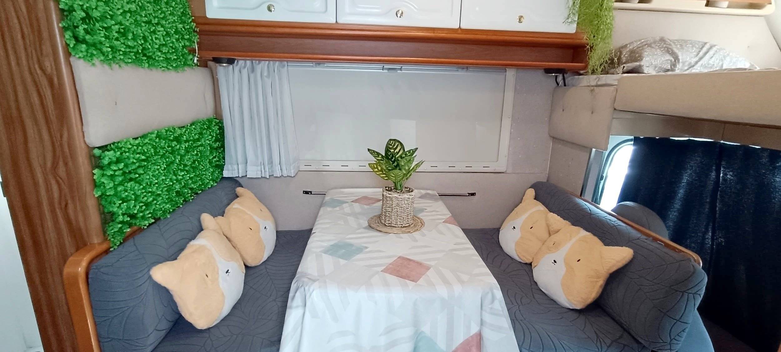 Área de jantar Ford Transit 2.5 - Yescapa