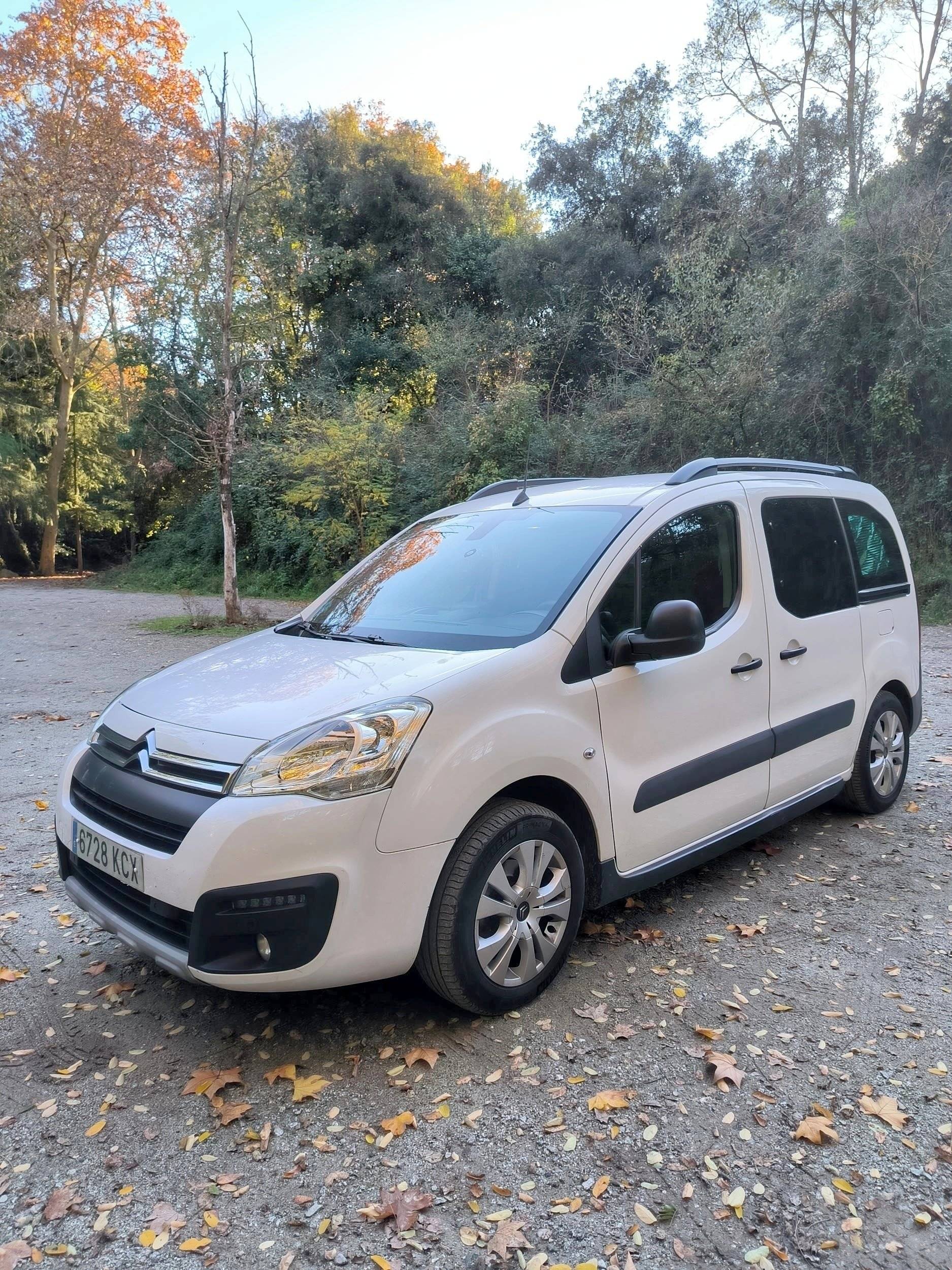 Front view from 3/4 Citroën Berlingo Multispace - Yescapa