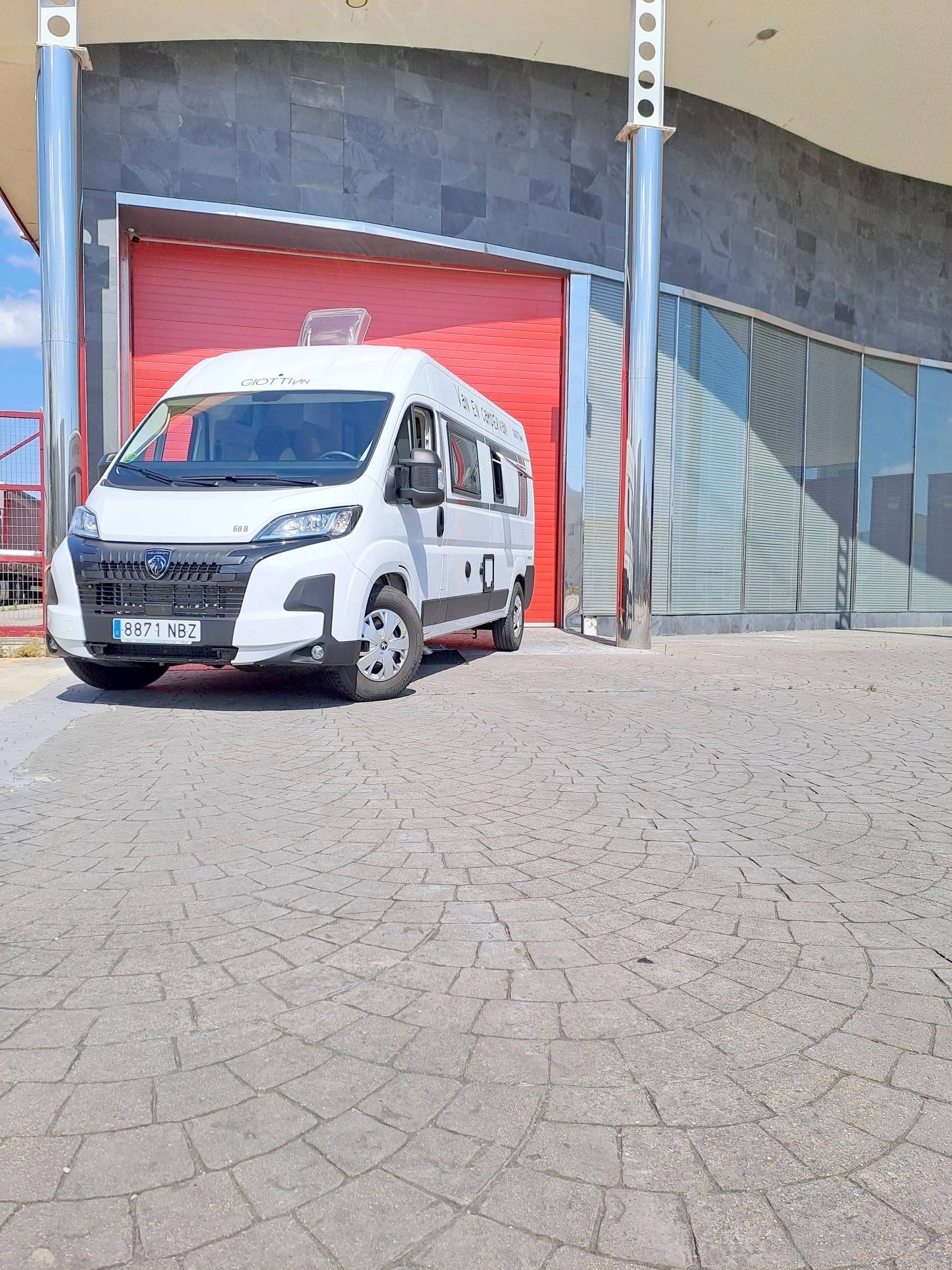 Voorkant 3/4 Peugeot Peugeot 2.2 140cv - Yescapa