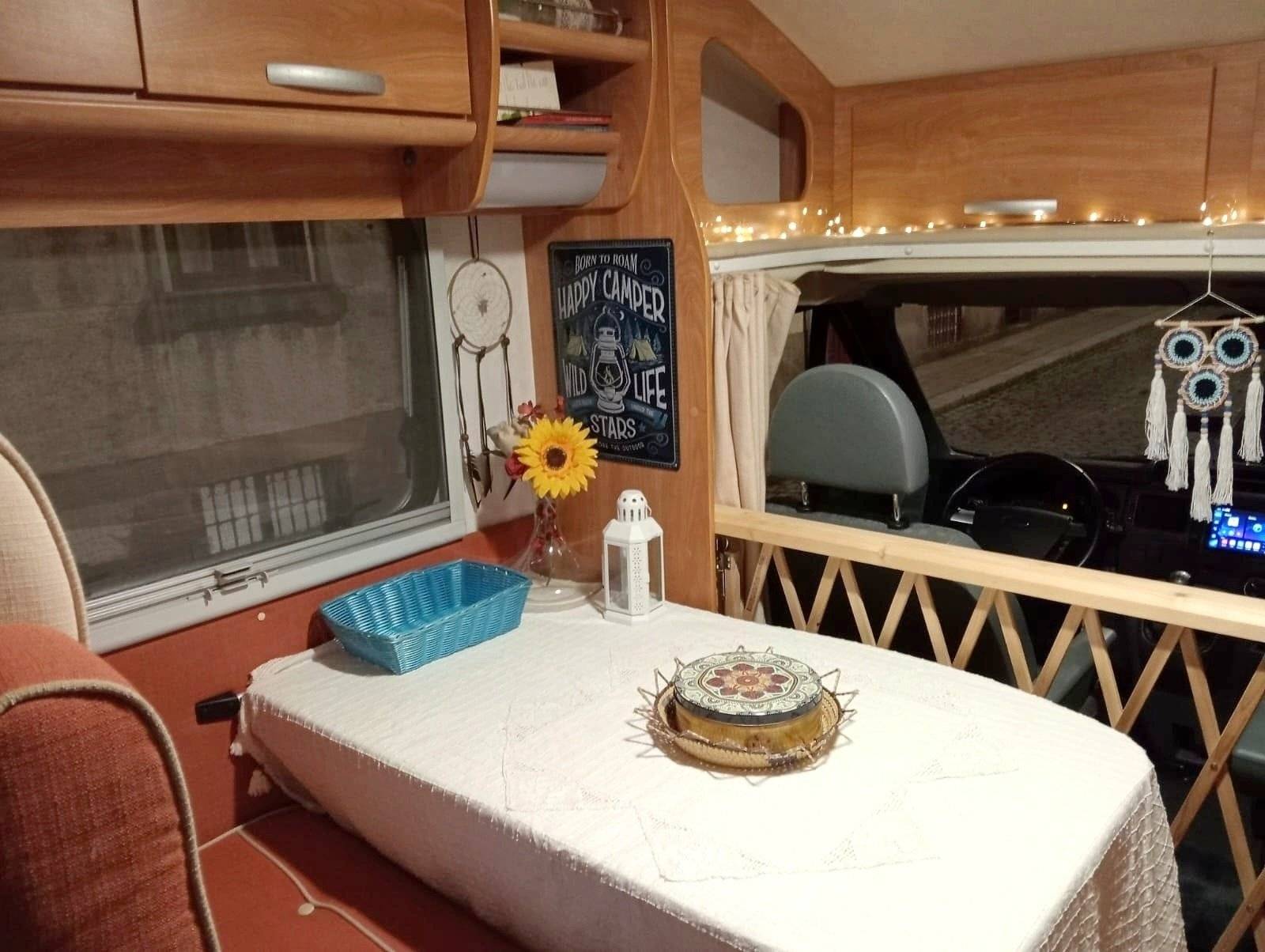 Dinette Ford Transit 2,2 l 115 ch - Yescapa