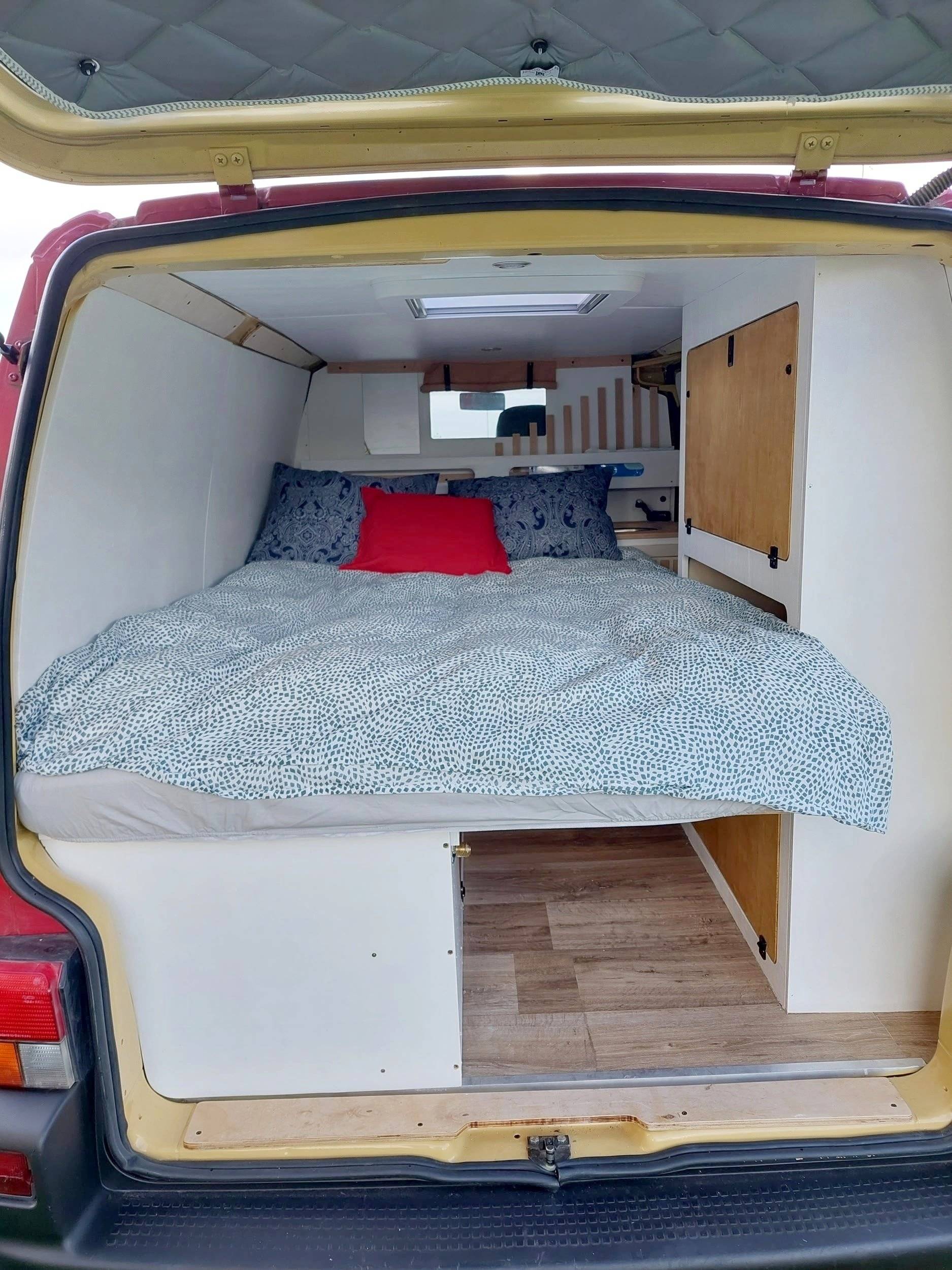 Couchages Volkswagen Transporter T4 2.5 TDI 102 Cv - Yescapa