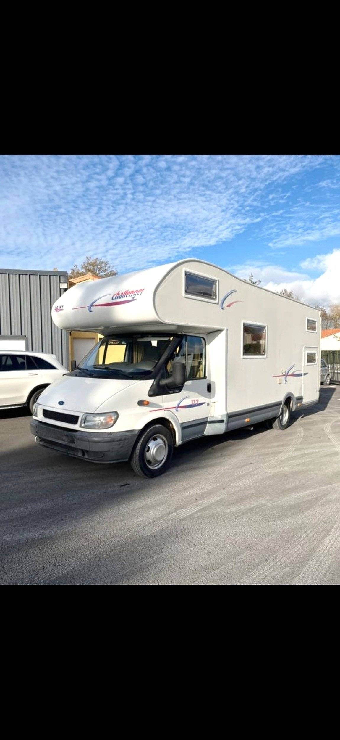 Vista del vehicle angle davanter Ford Transit - Yescapa