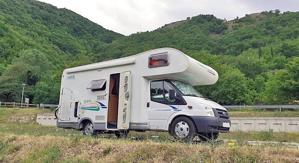 schräge Vorderansicht Ford FORD TRANSIT - Yescapa