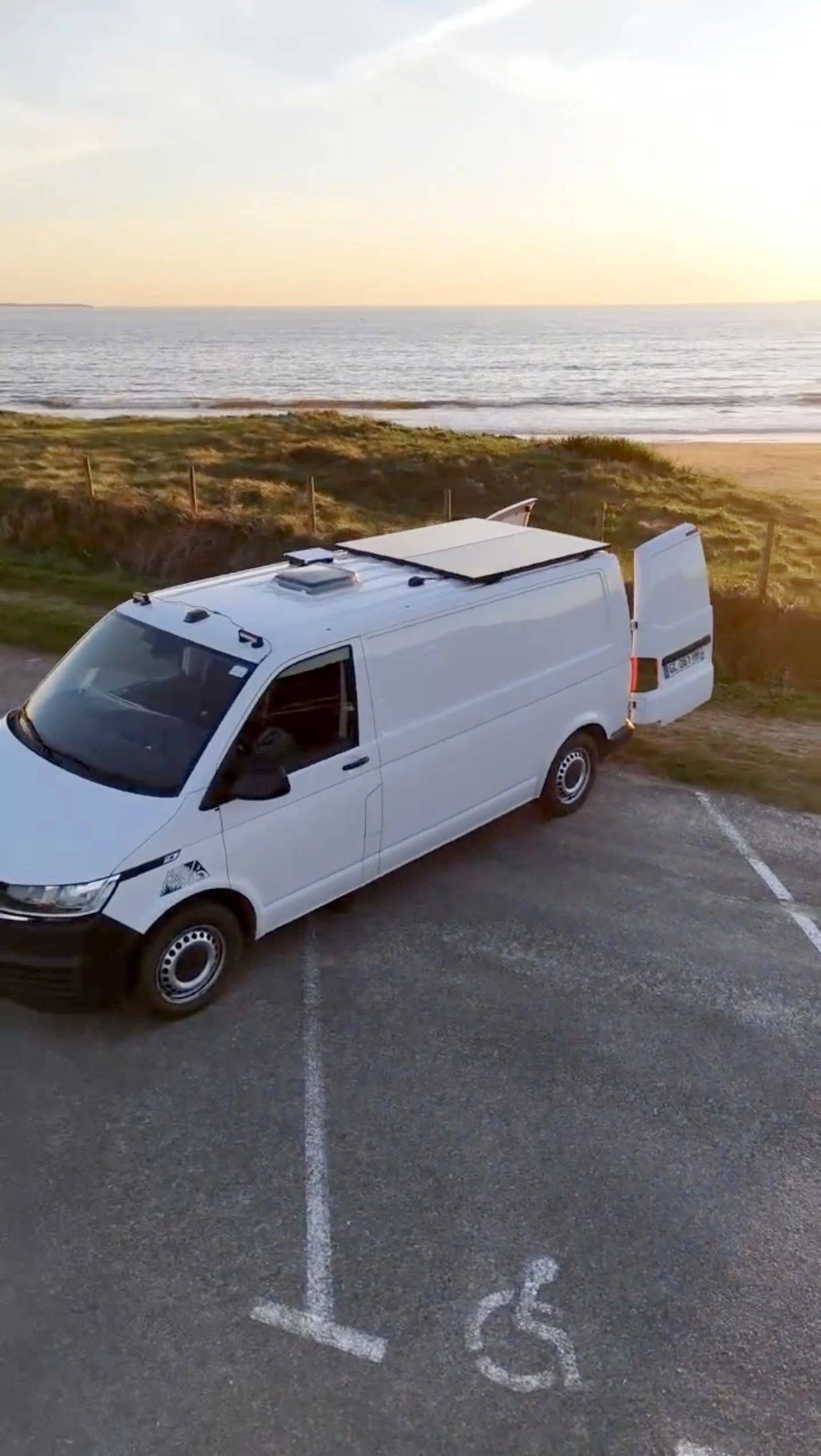 schräge Vorderansicht Volkswagen Transporter T6.1  2,0 l 150ch DSG7 - Yescapa