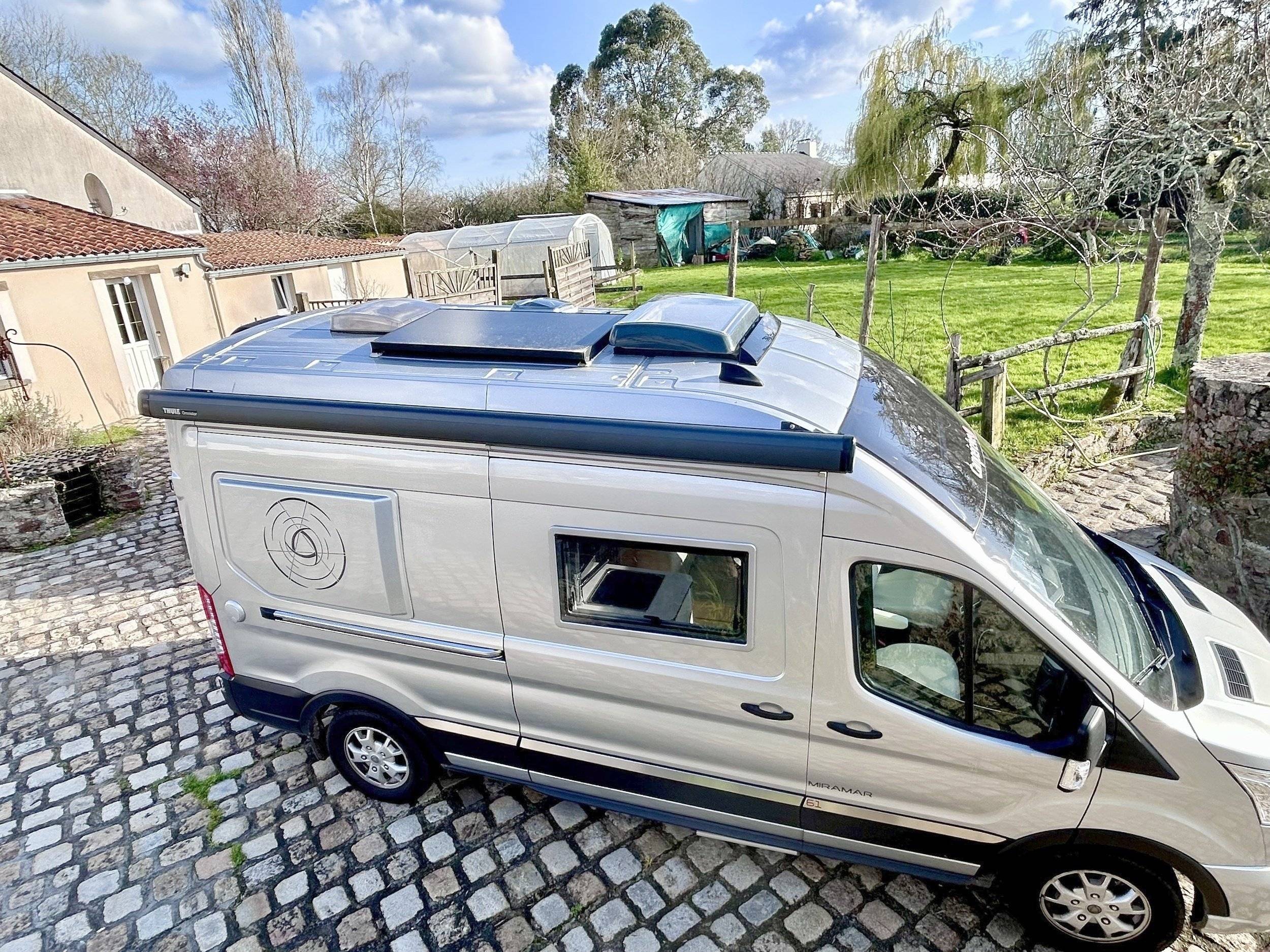 Front view from 3/4 Ford Transit 2,0 l 170 ch - Yescapa