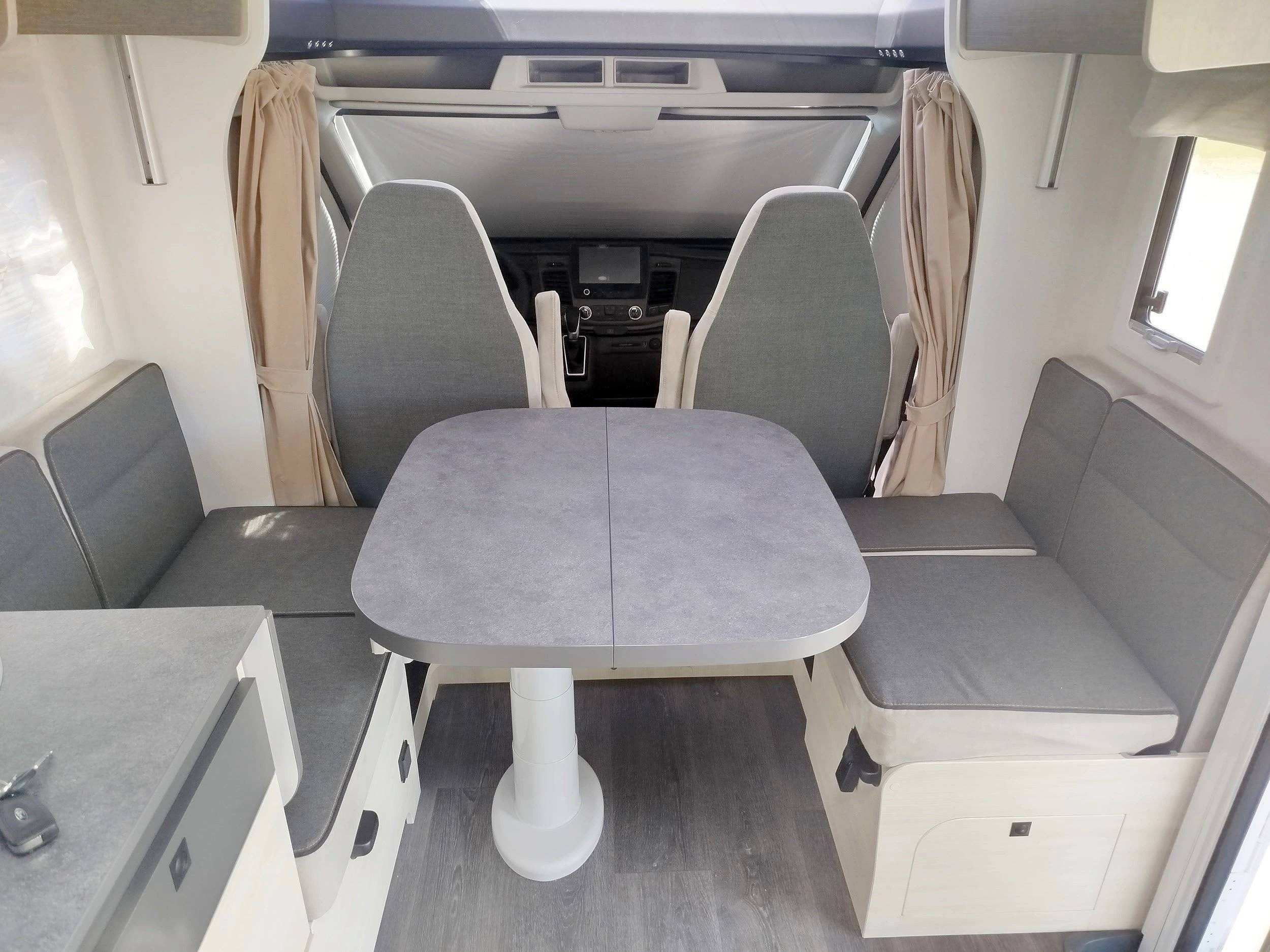 Área de jantar Ford Transit 2,0 l 170 ch - Yescapa