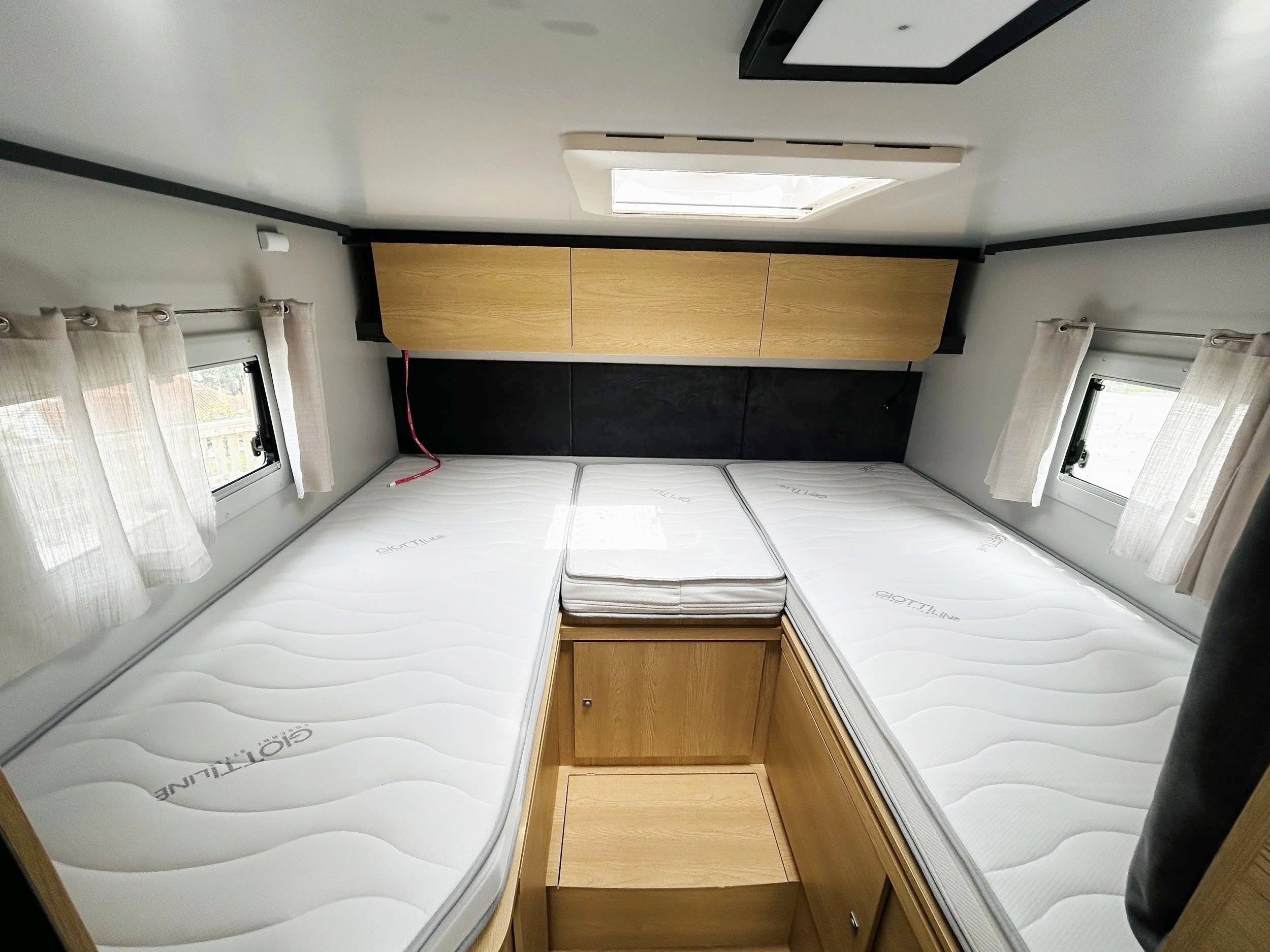 Slaapplaatsen Peugeot Boxer 2.2 Blue HDI 140ch - Yescapa