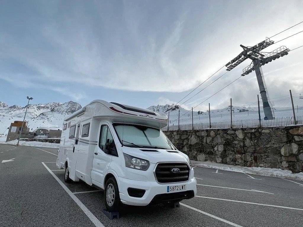 schräge Vorderansicht Ford - Yescapa