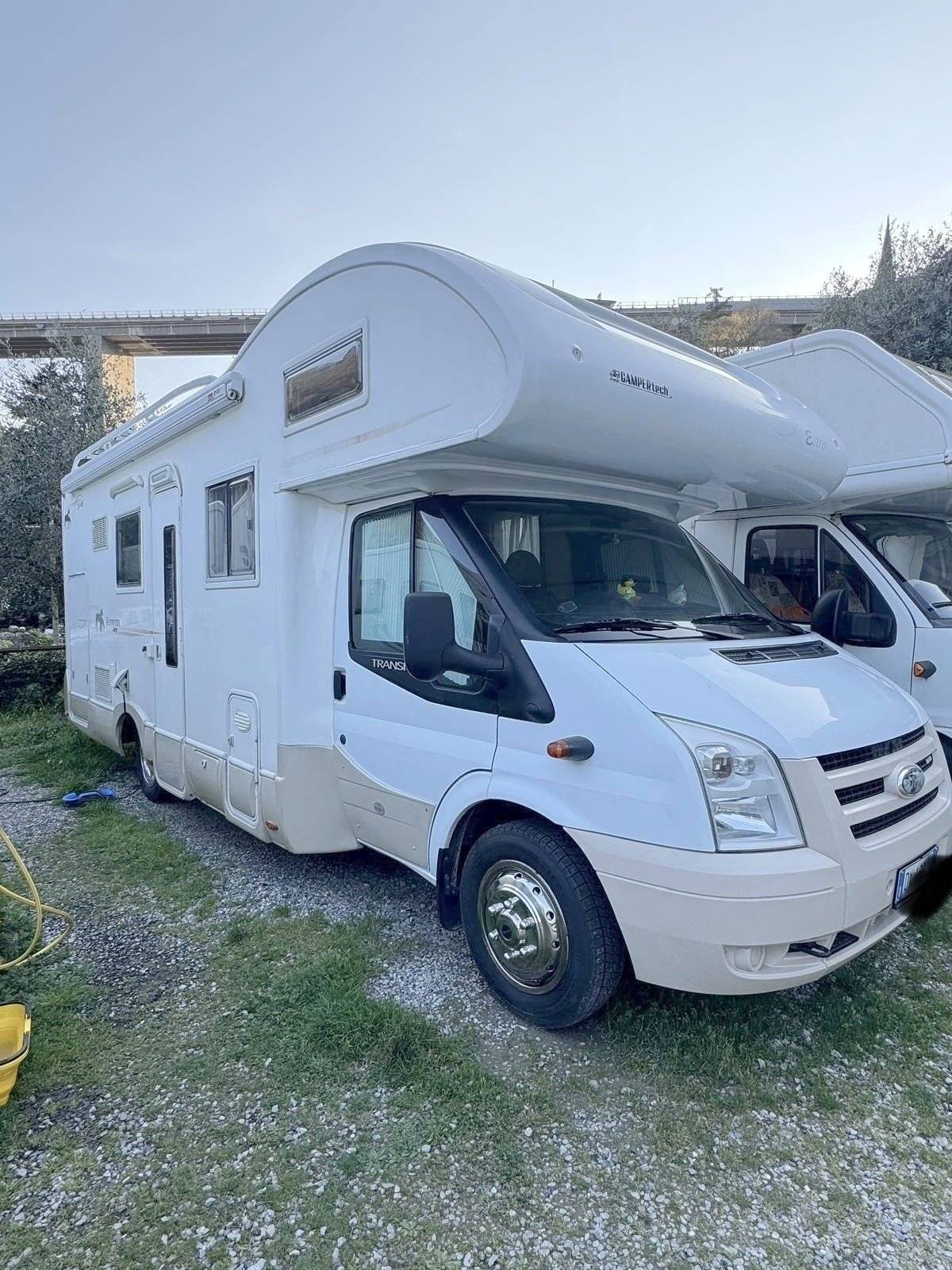 Vista del vehículo ángulo delantero Ford - Yescapa