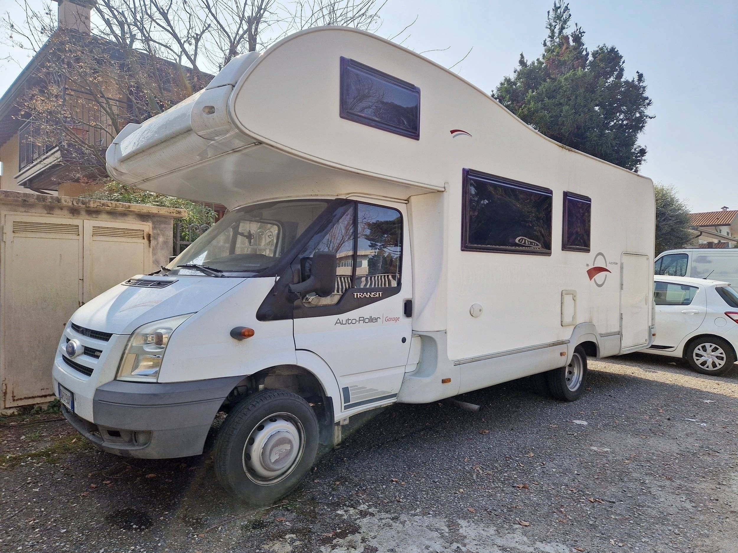 Front view from 3/4 Ford Roller Team - Yescapa