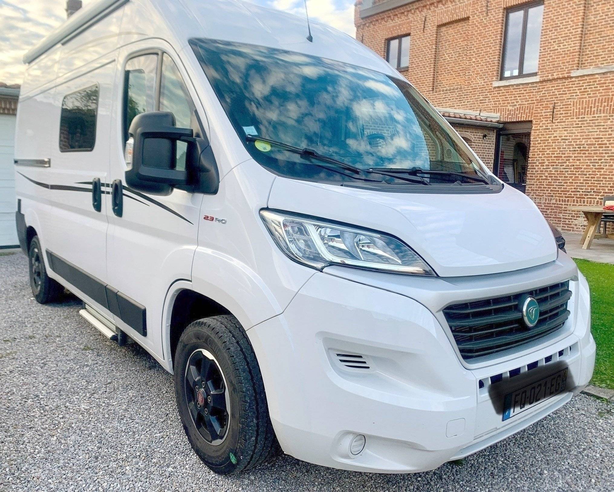 Vista frontale a ¾ Fiat Ducato 2,0 l 130 ch - Yescapa