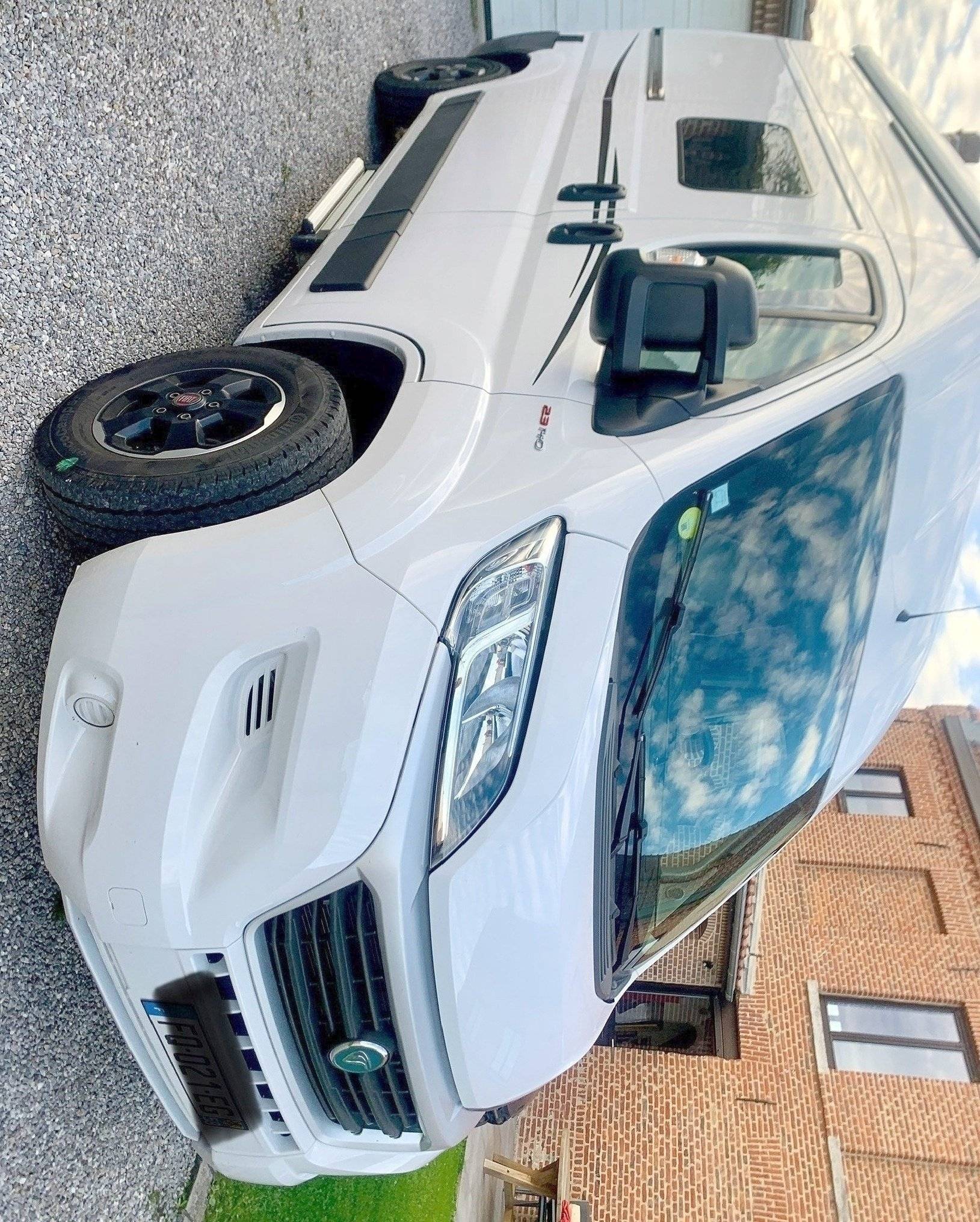 schräge Vorderansicht Fiat Ducato 2,0 l 130 ch - Yescapa