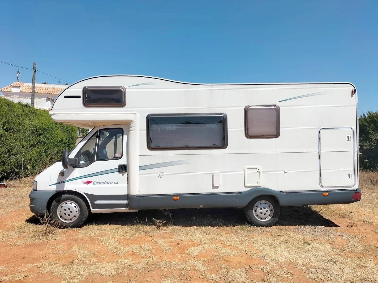 Vista del vehículo ángulo delantero Fiat - Yescapa