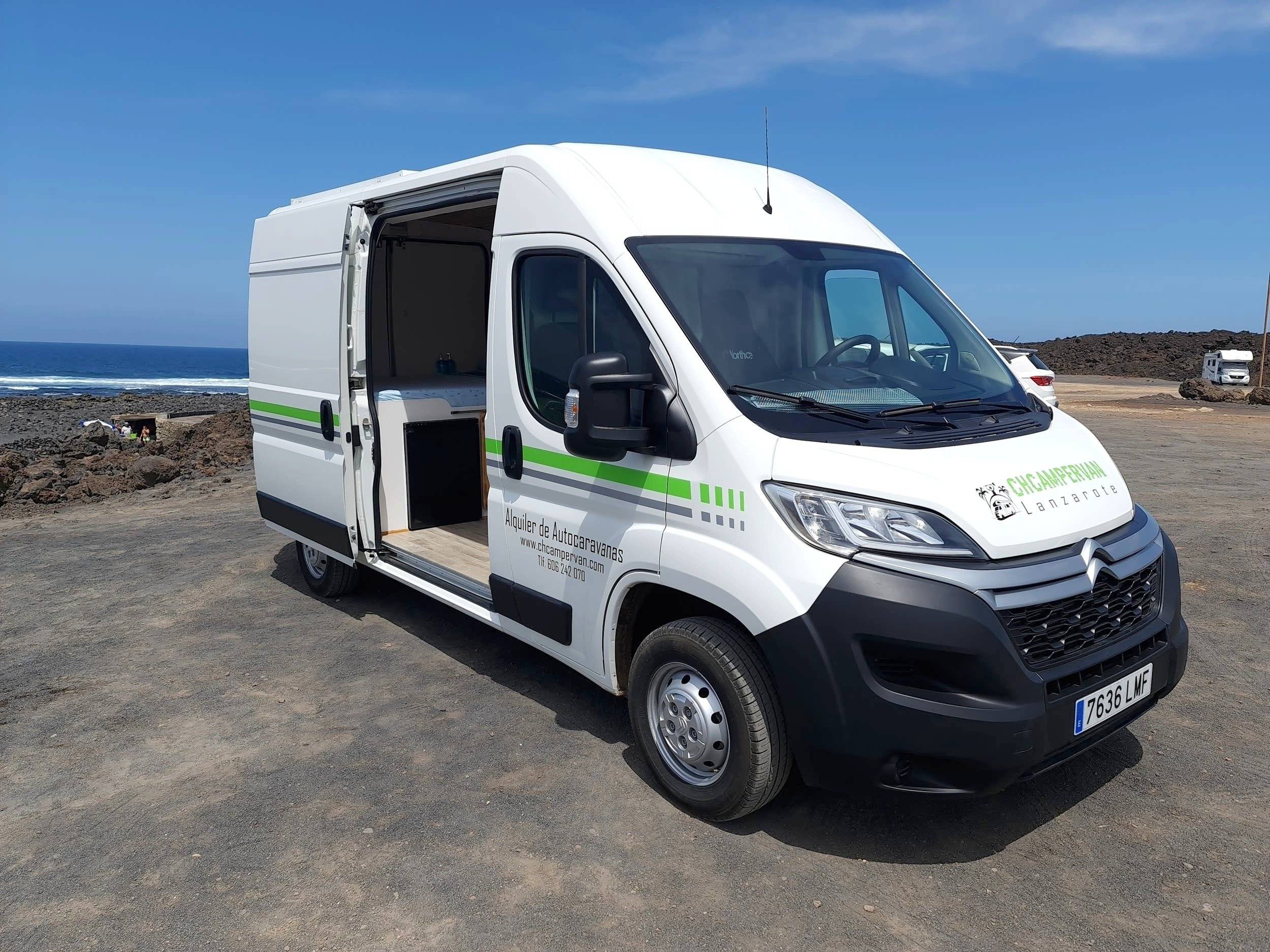 Vista frontale a ¾ Citroën Jumper 2,2 l 120 ch - Yescapa