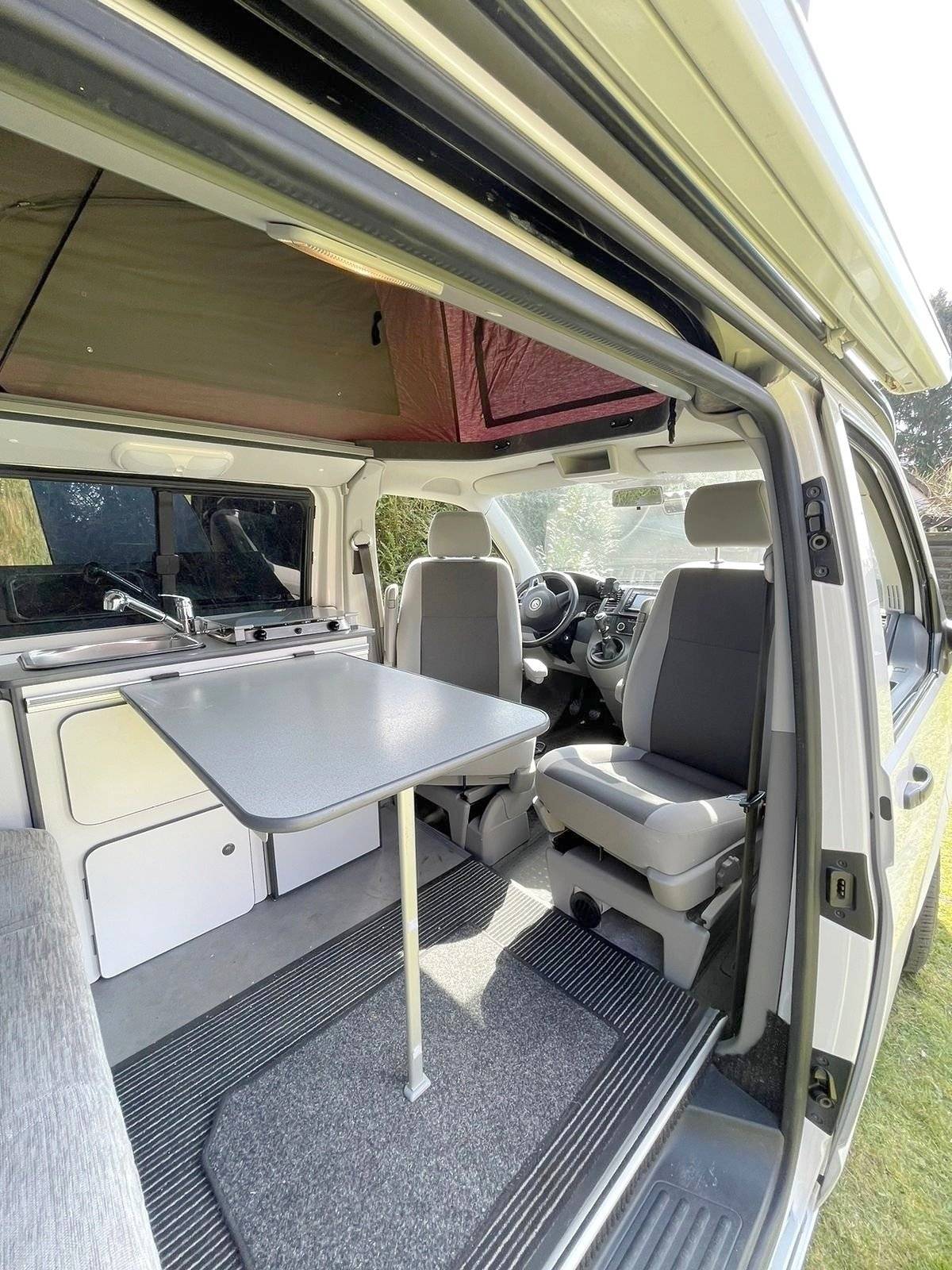 Dining Area Volkswagen - Yescapa