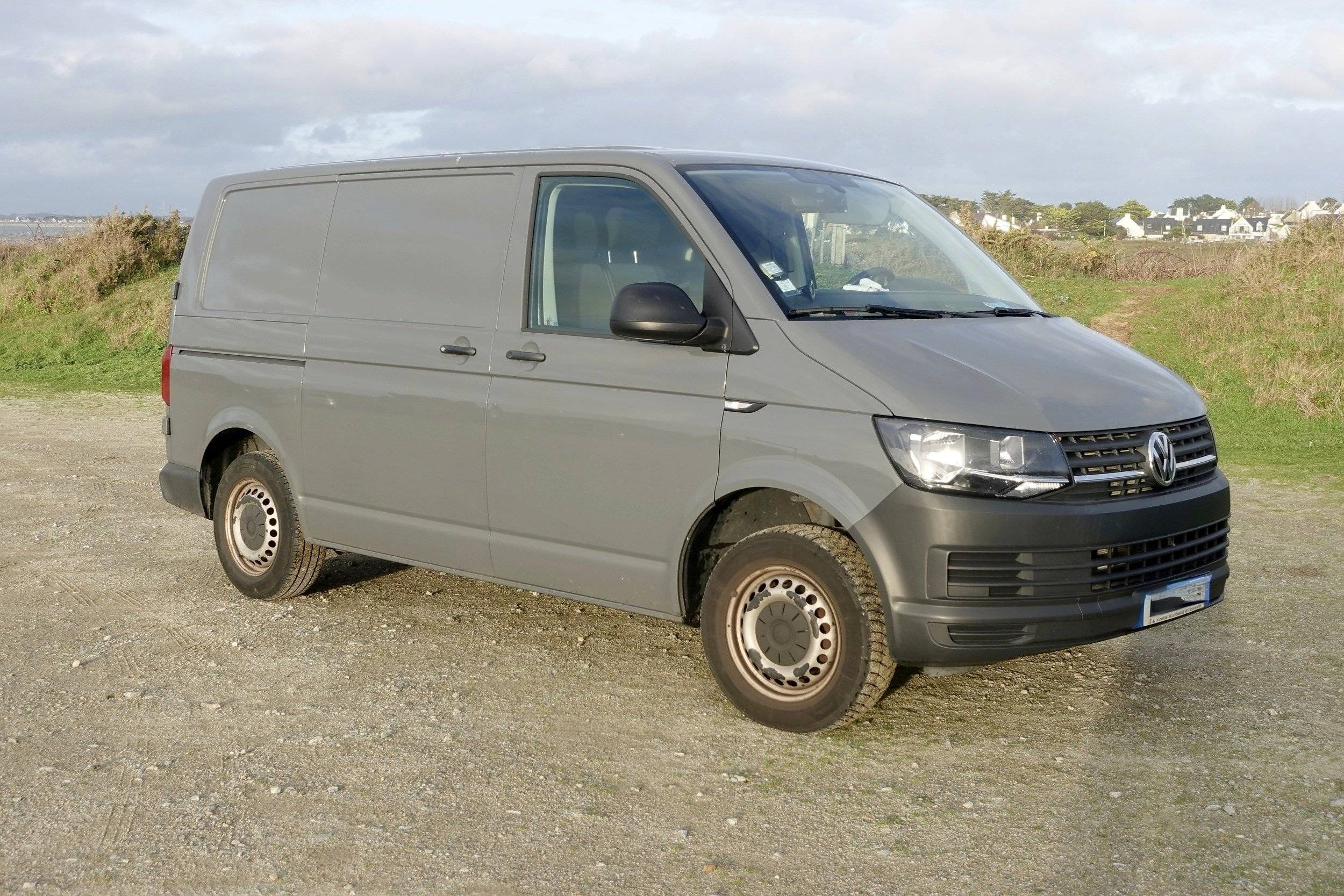 Vista del vehicle angle davanter Volkswagen T6 Court L1H1 2 l 102 ch - Yescapa