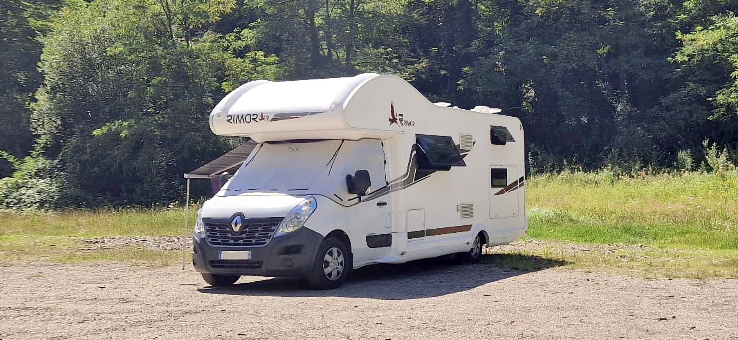 Vista del vehicle angle davanter Renault Renault master - Yescapa