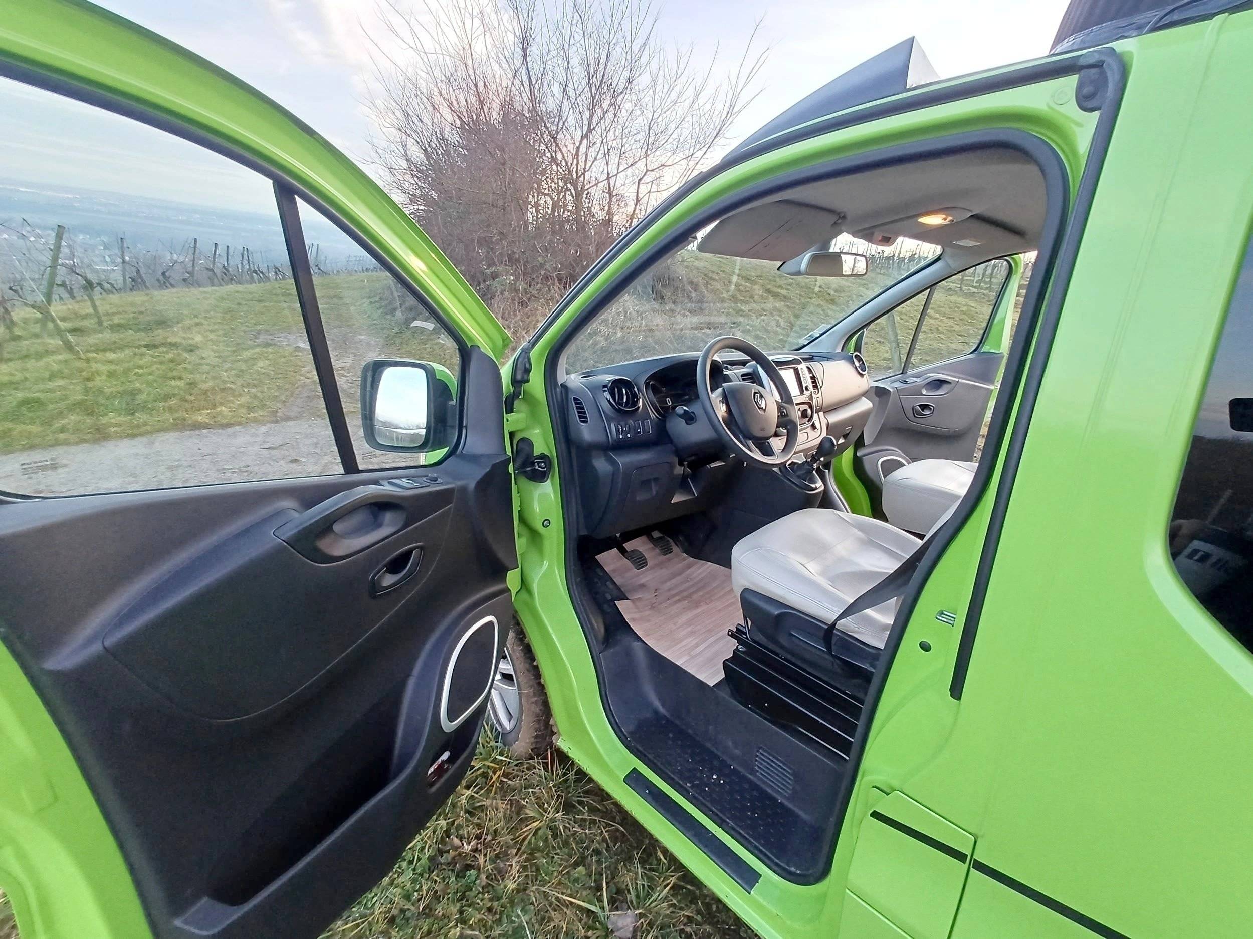 Driver's compartment Renault Trafic 1.6 dci 120 - Yescapa
