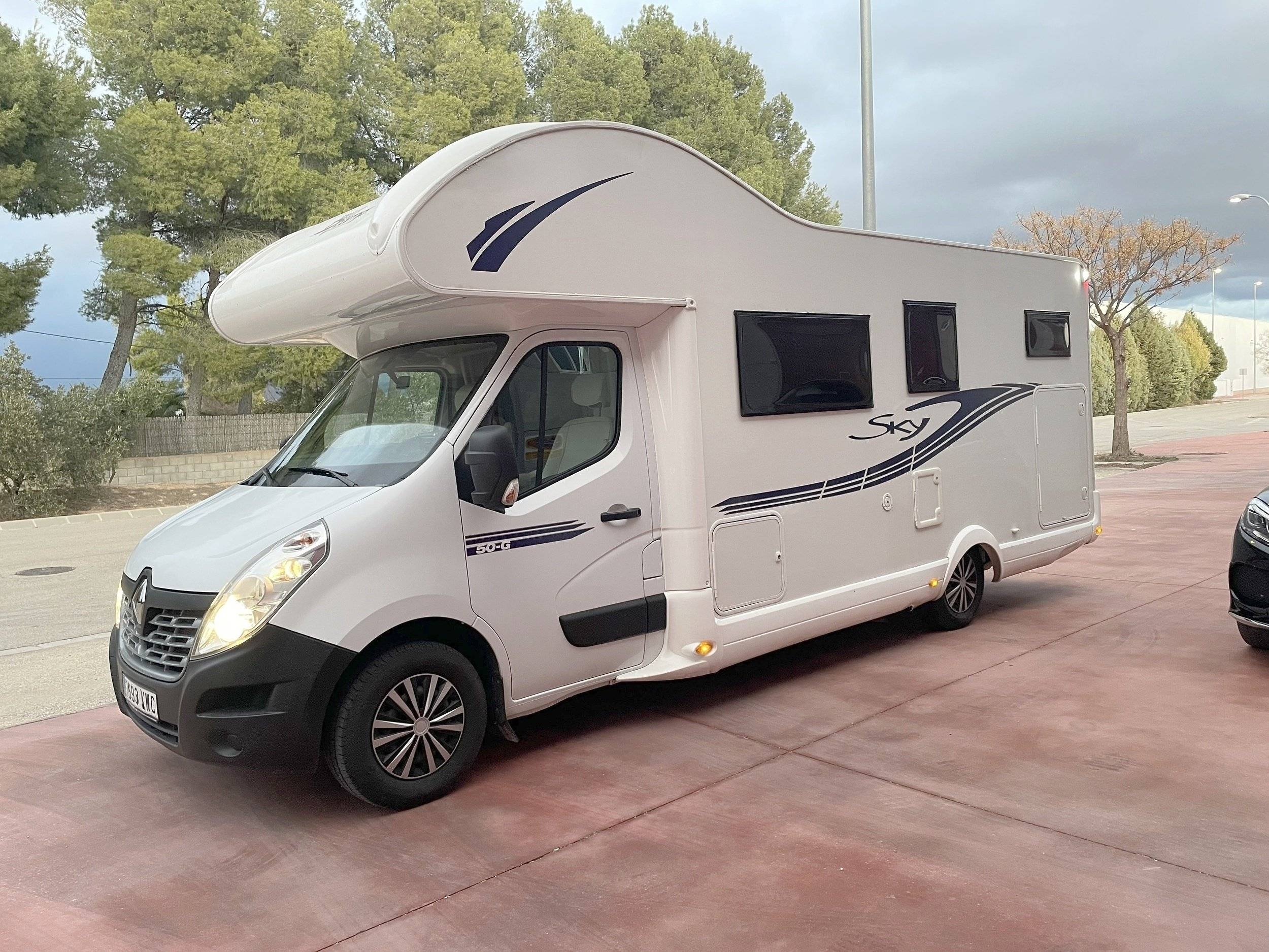 Vista del vehículo ángulo delantero Renault Master 2,3 l 130 ch - Yescapa