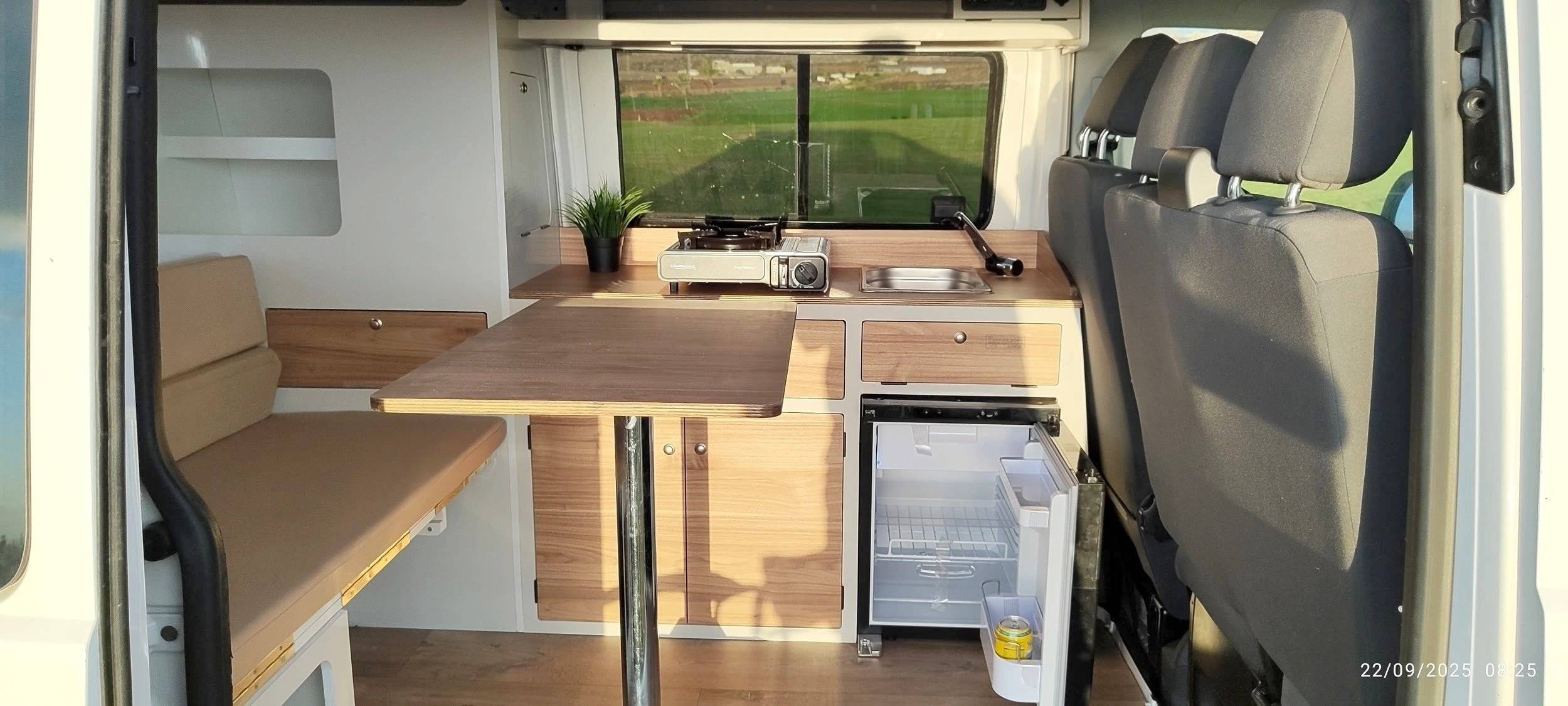 Menjador Volkswagen T5 2,0 l 84 ch - Yescapa