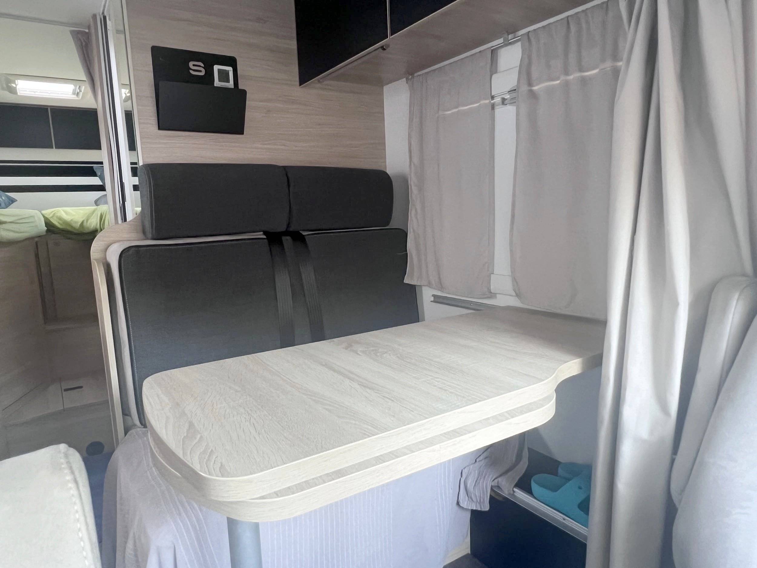 Área de jantar Ford Transit 2,0 l 170 ch - Yescapa