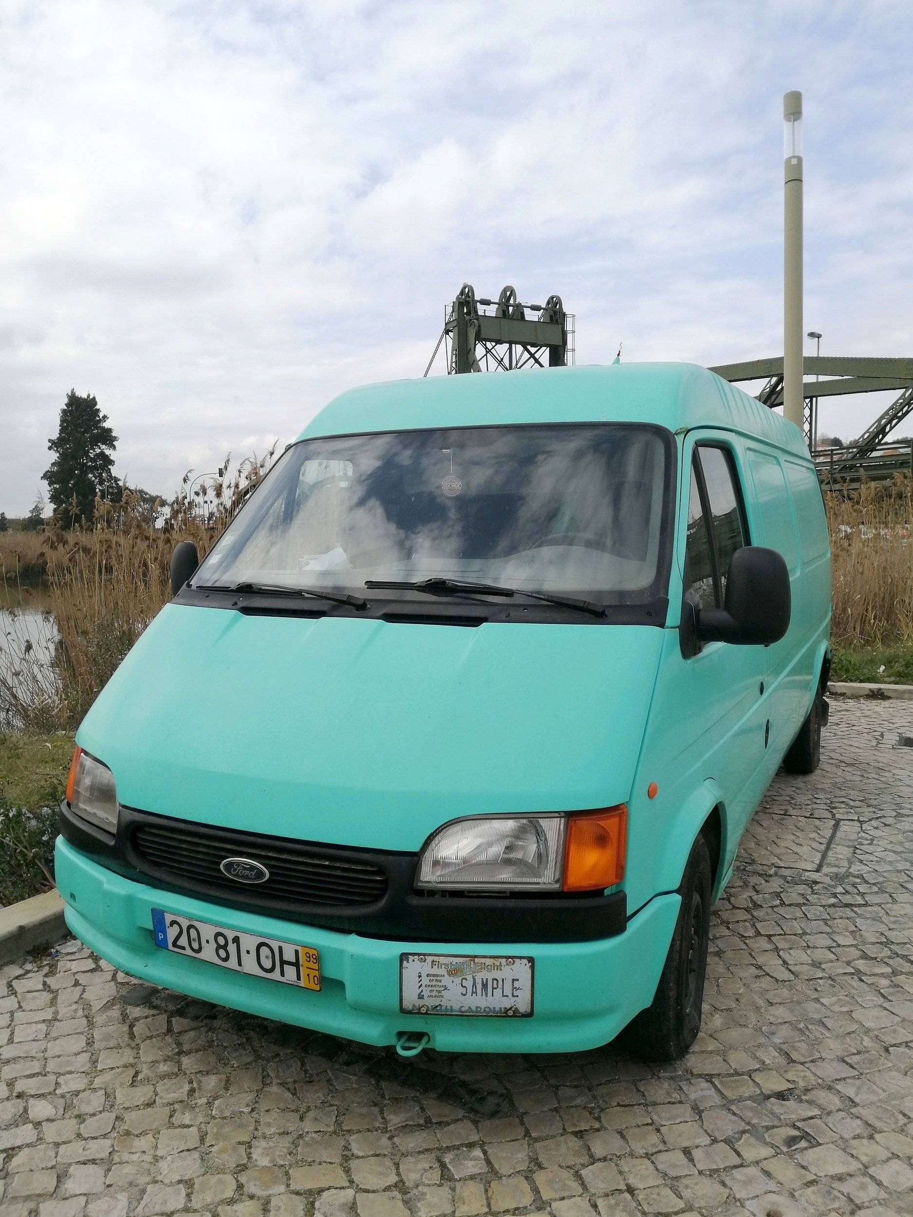 Vue avant de 3/4 Ford Transit 100L Van (TSE-3) - Yescapa
