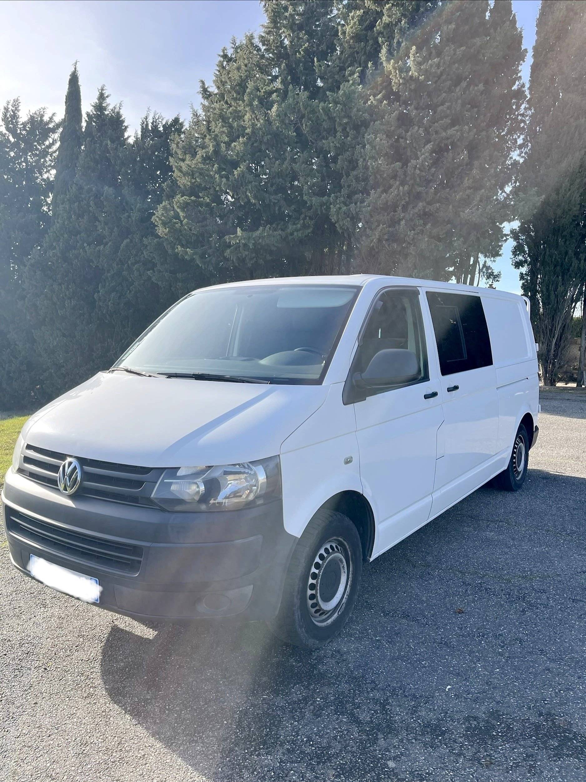 Vista del vehicle angle davanter Volkswagen Transporter 2,0 l 180 ch - Yescapa