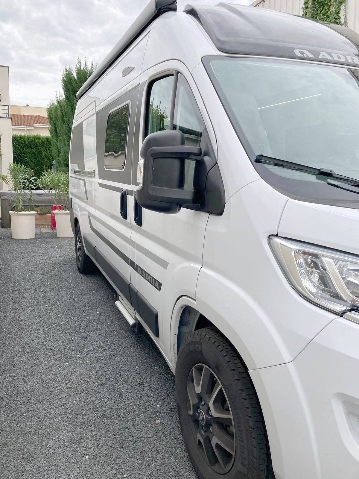 Vista del vehicle angle davanter Citroën Jumper 2,2 l 130 ch - Yescapa