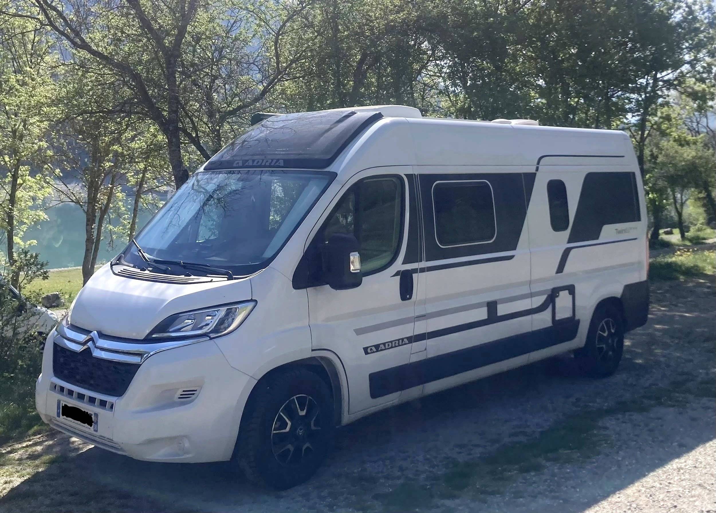 Front view from 3/4 Citroën Jumper 2,2 l 130 ch - Yescapa