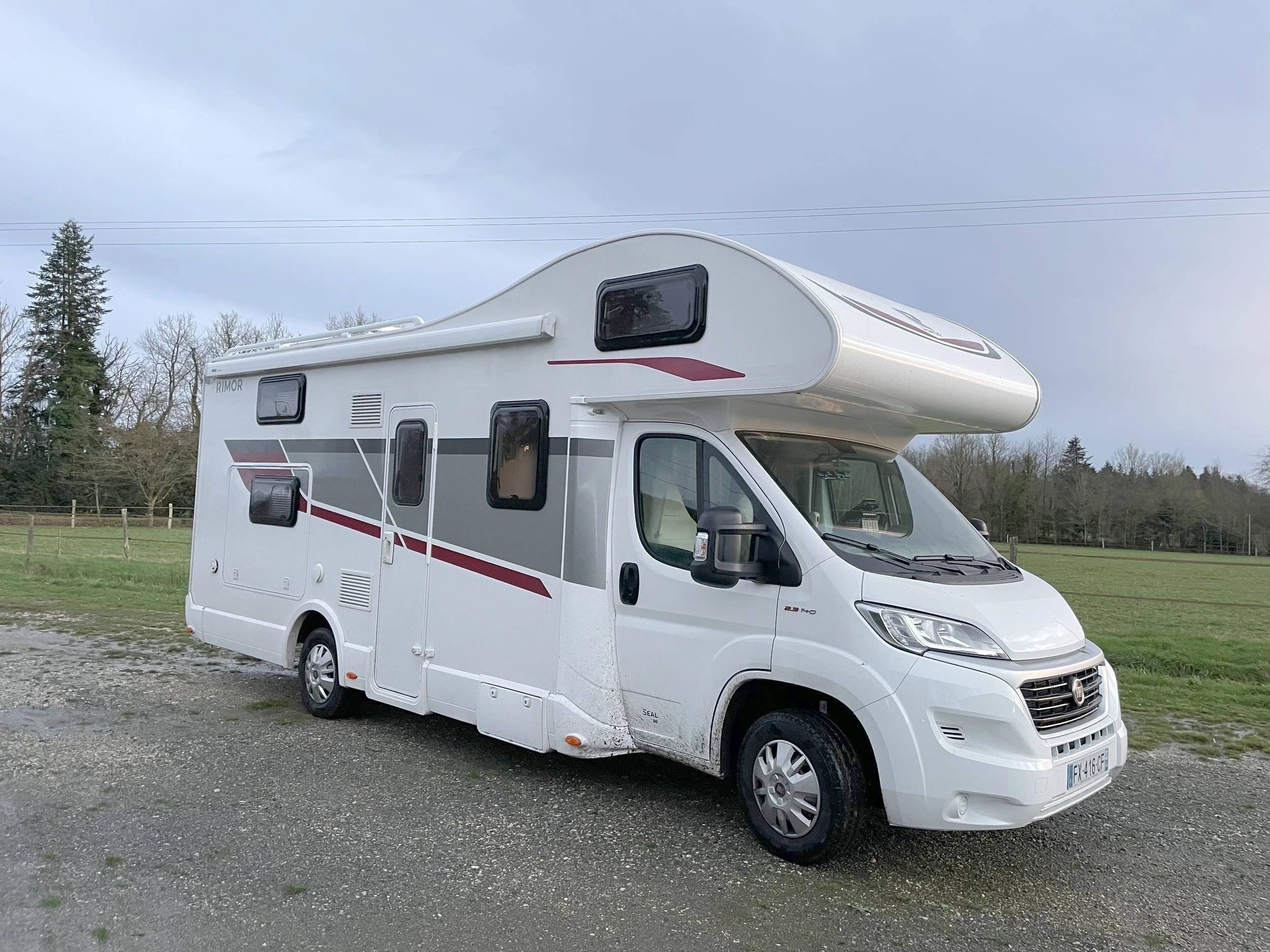schräge Vorderansicht Fiat Ducato 2,0 l 130 ch - Yescapa
