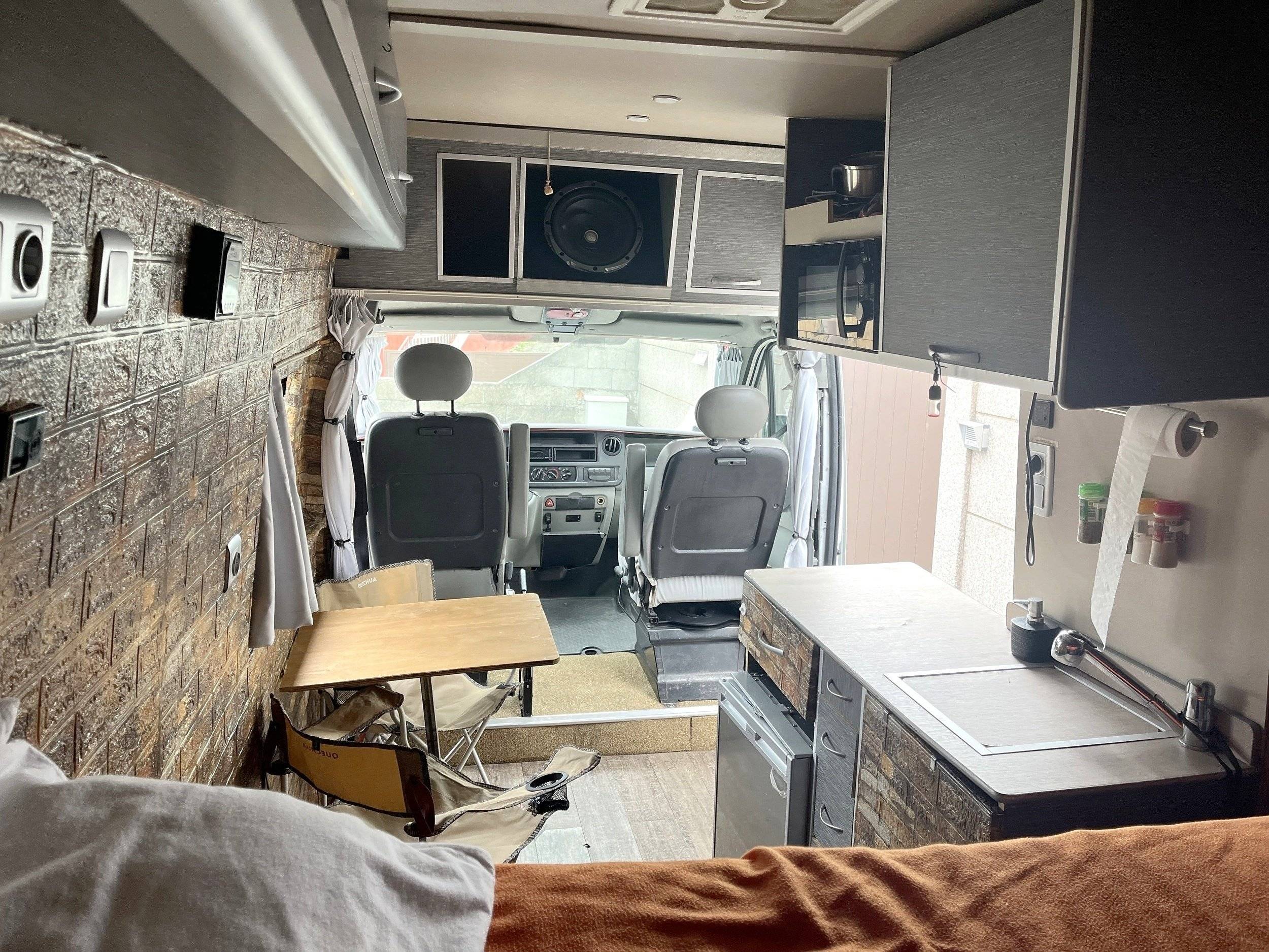 Dinette Renault Master 3,0 l. dCi 140 ch. - Yescapa