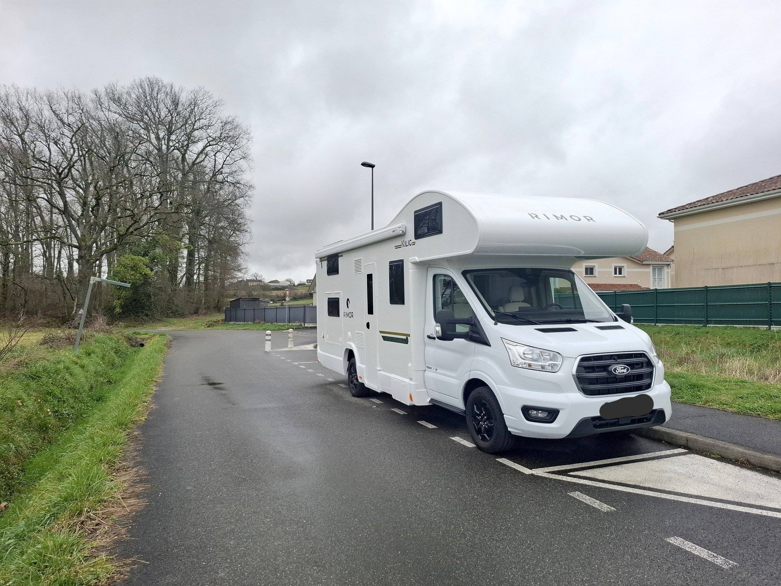 Vista del vehicle angle davanter Ford - Yescapa