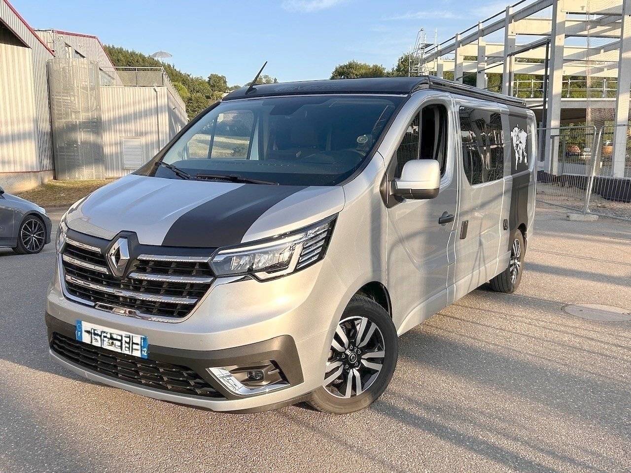 Vista frontale a ¾ Renault Renault trafic cm font t vendome - Yescapa