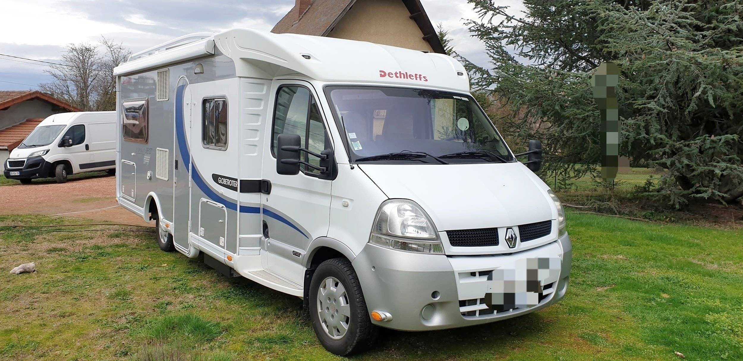 Front view from 3/4 Renault Master 3,0 l. dCi 140 ch. - Yescapa