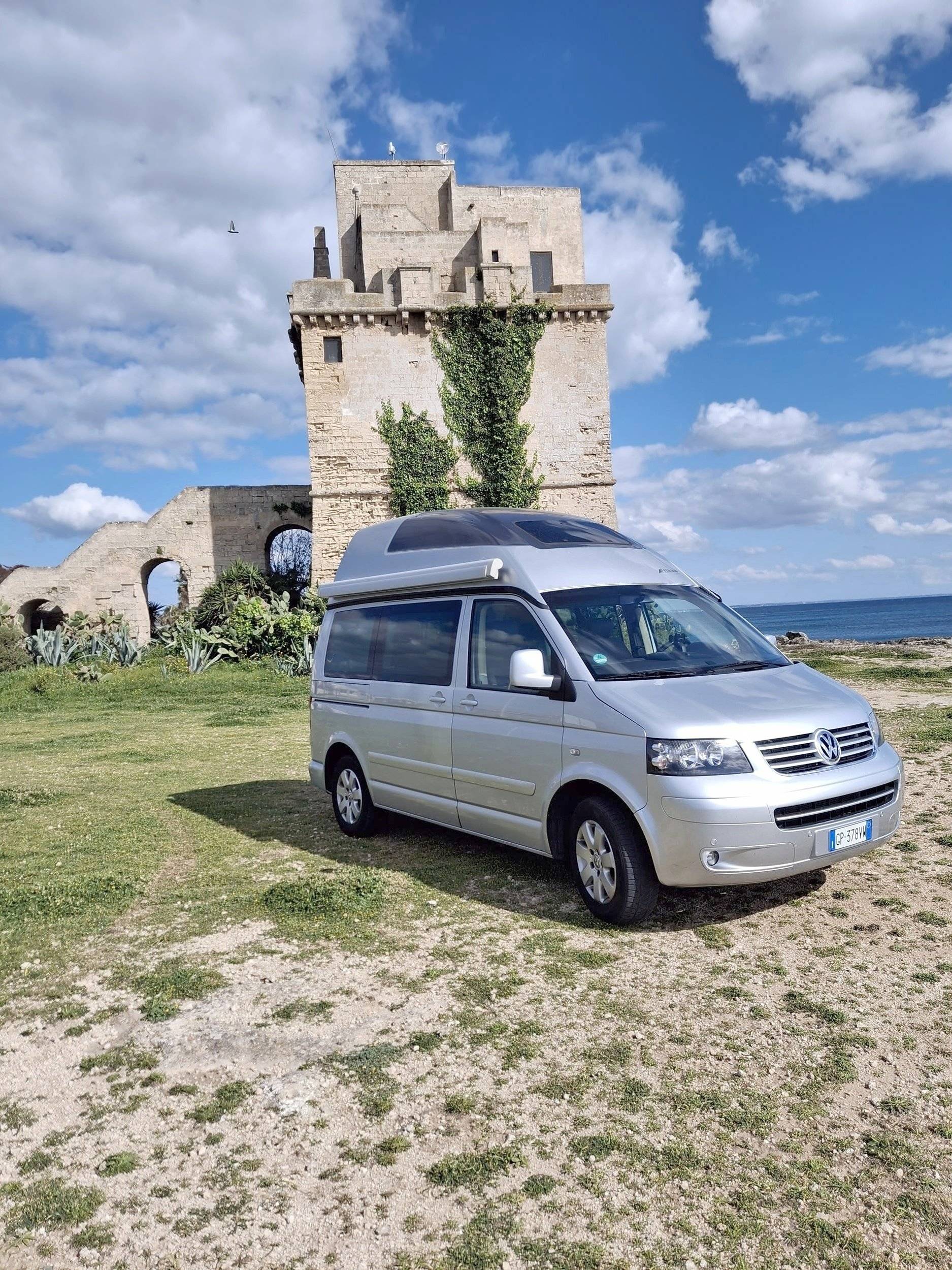 Front view from 3/4 Volkswagen T5 2,5l 174 ch - Yescapa
