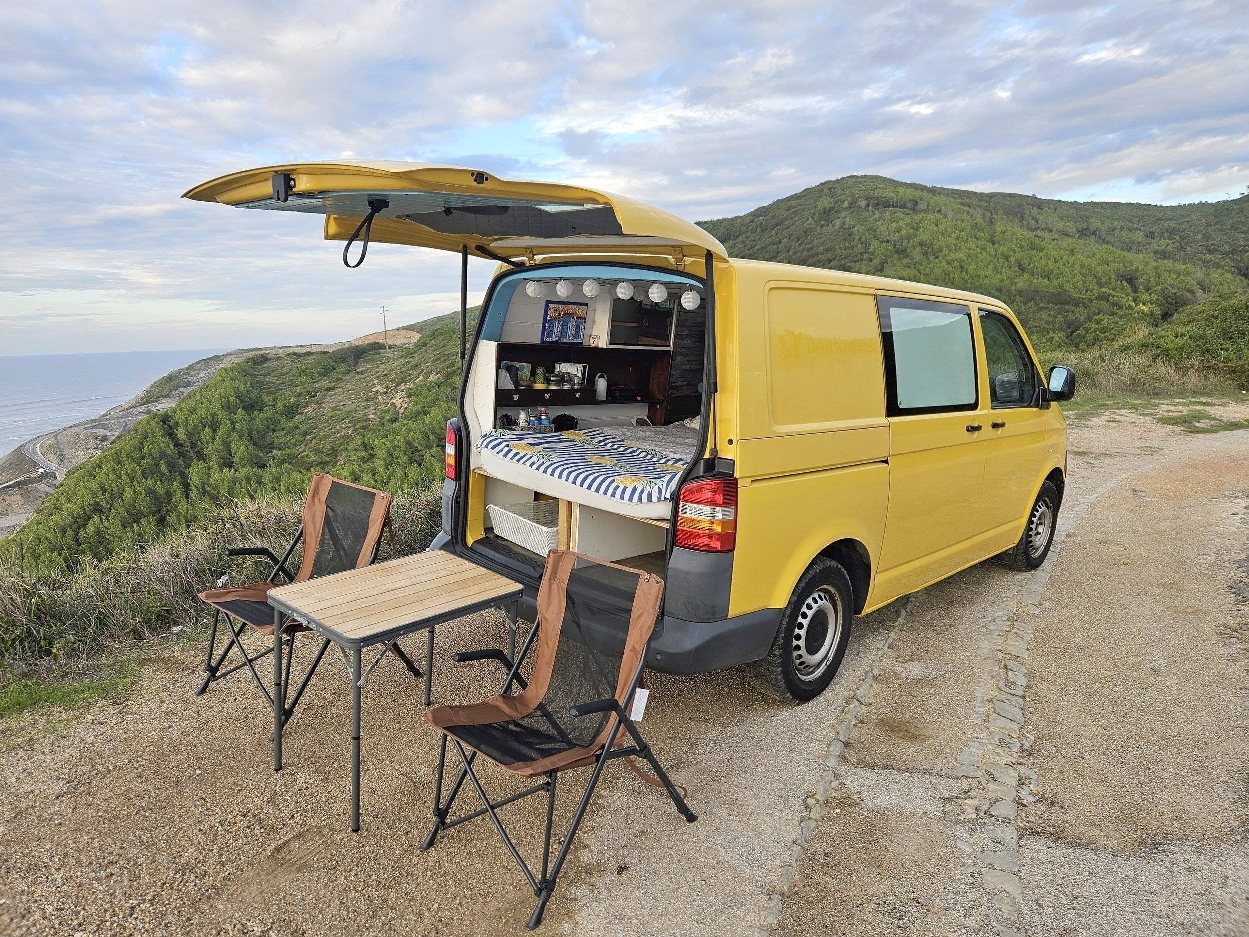 Vista frontale a ¾ Volkswagen Transporter T5 1.9 TDI - Yescapa