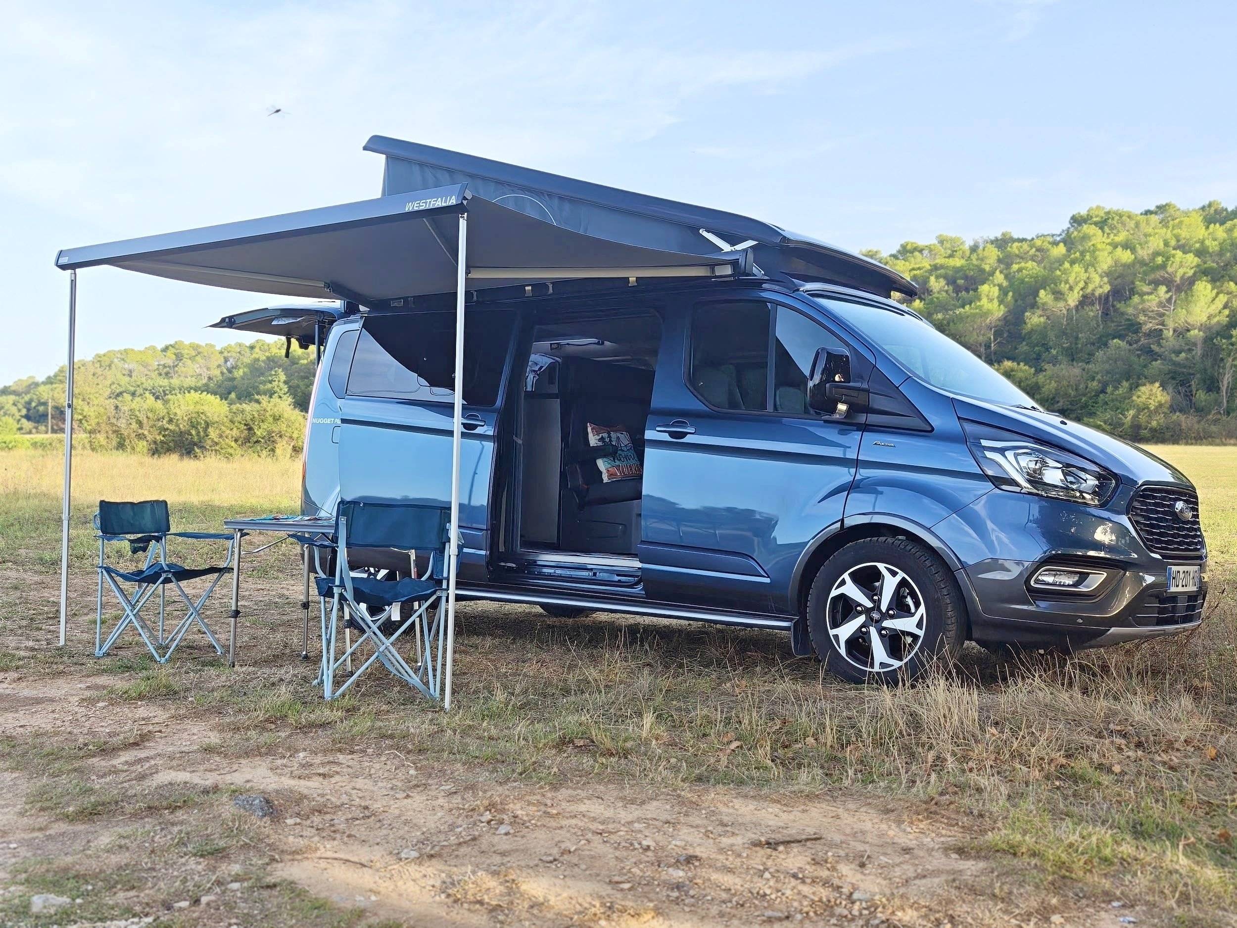 Vue avant de 3/4 Ford CUSTOM NUGGET PLUS - Yescapa