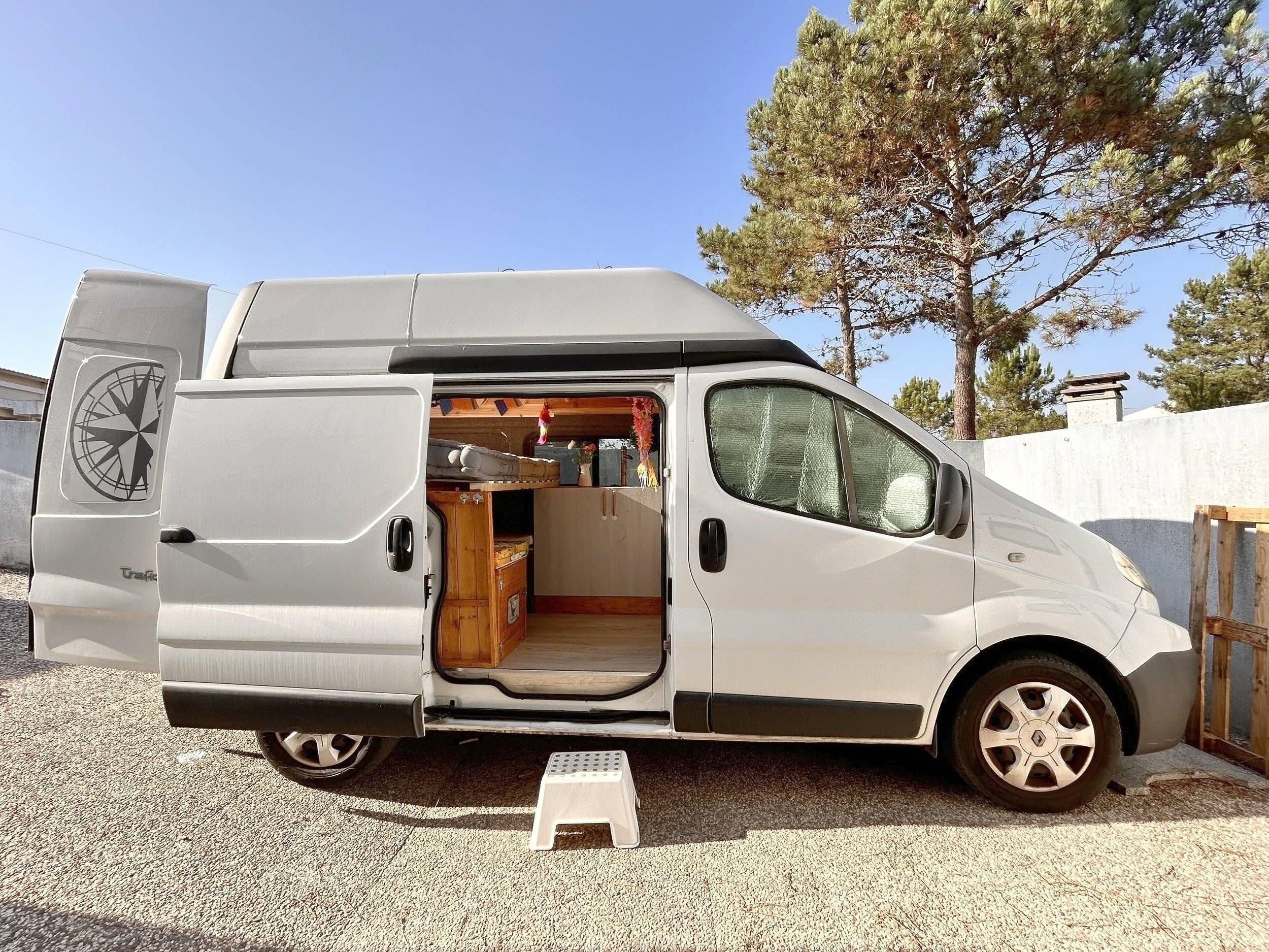 Vue avant de 3/4 Renault Trafic - Yescapa