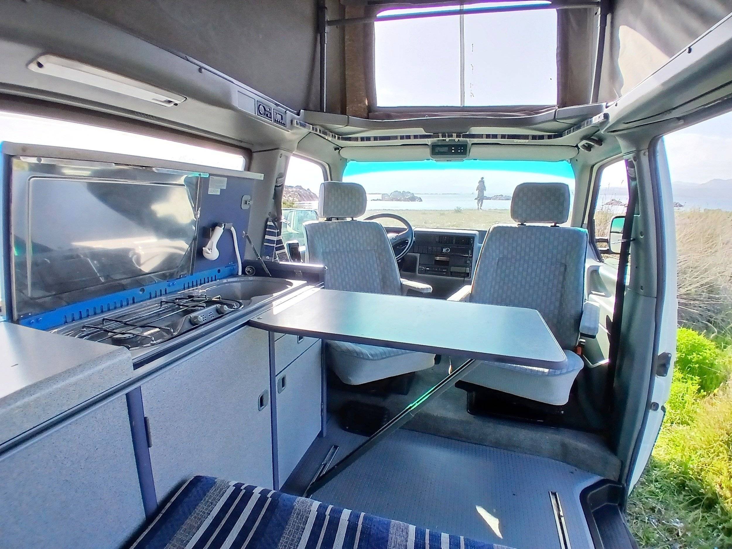 Dining Area Volkswagen t4 - Yescapa