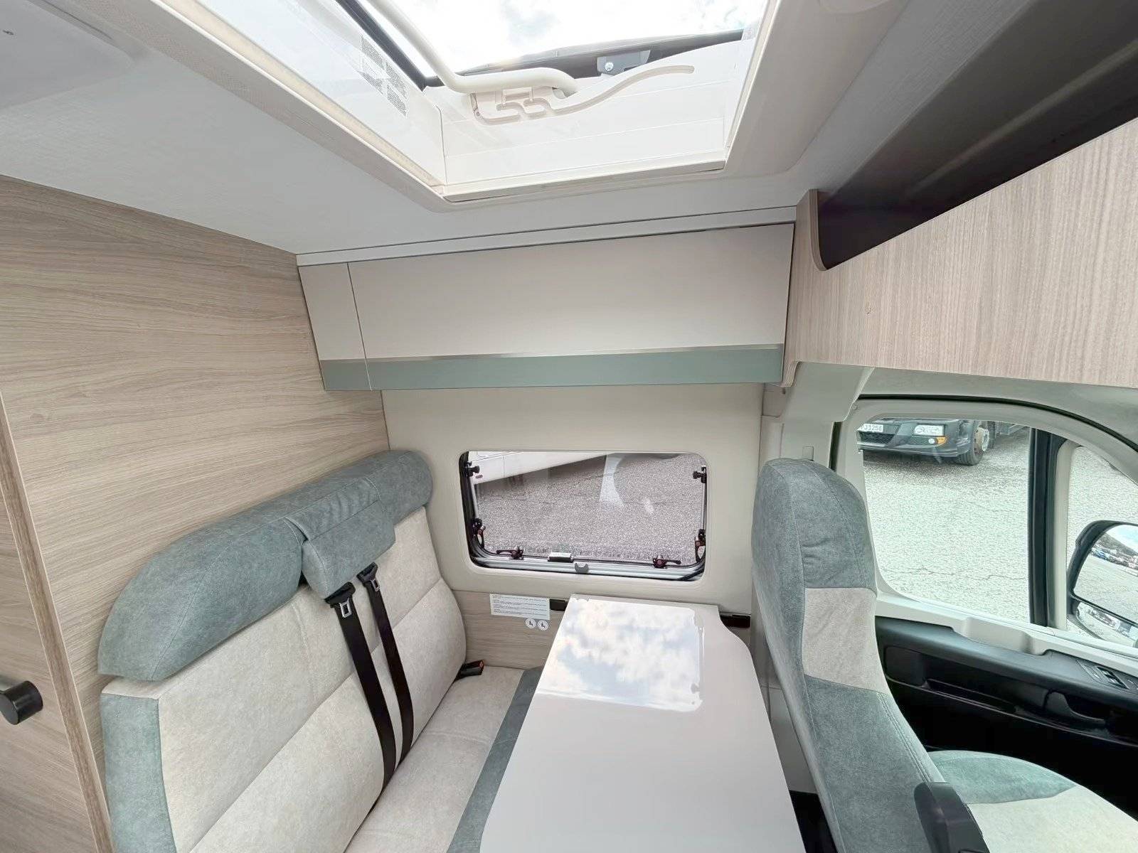 Dining Area Citroën 2.2L 140CV - Yescapa