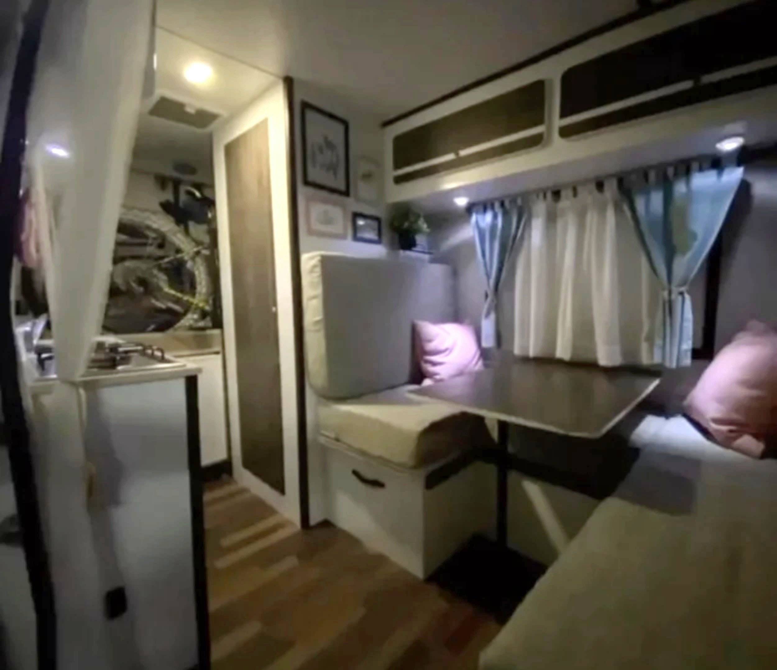 Coin repas Volkswagen Crafter 2,5 l 109 ch - Yescapa