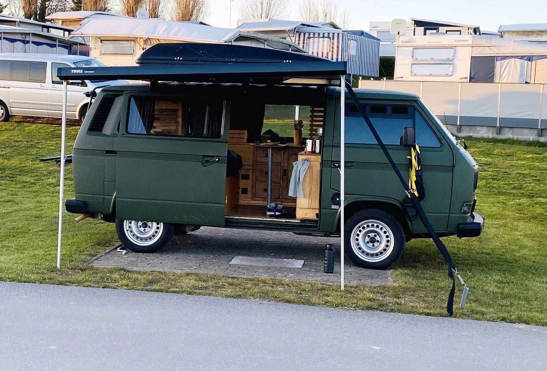 Vue avant de 3/4 Volkswagen T3 - Yescapa