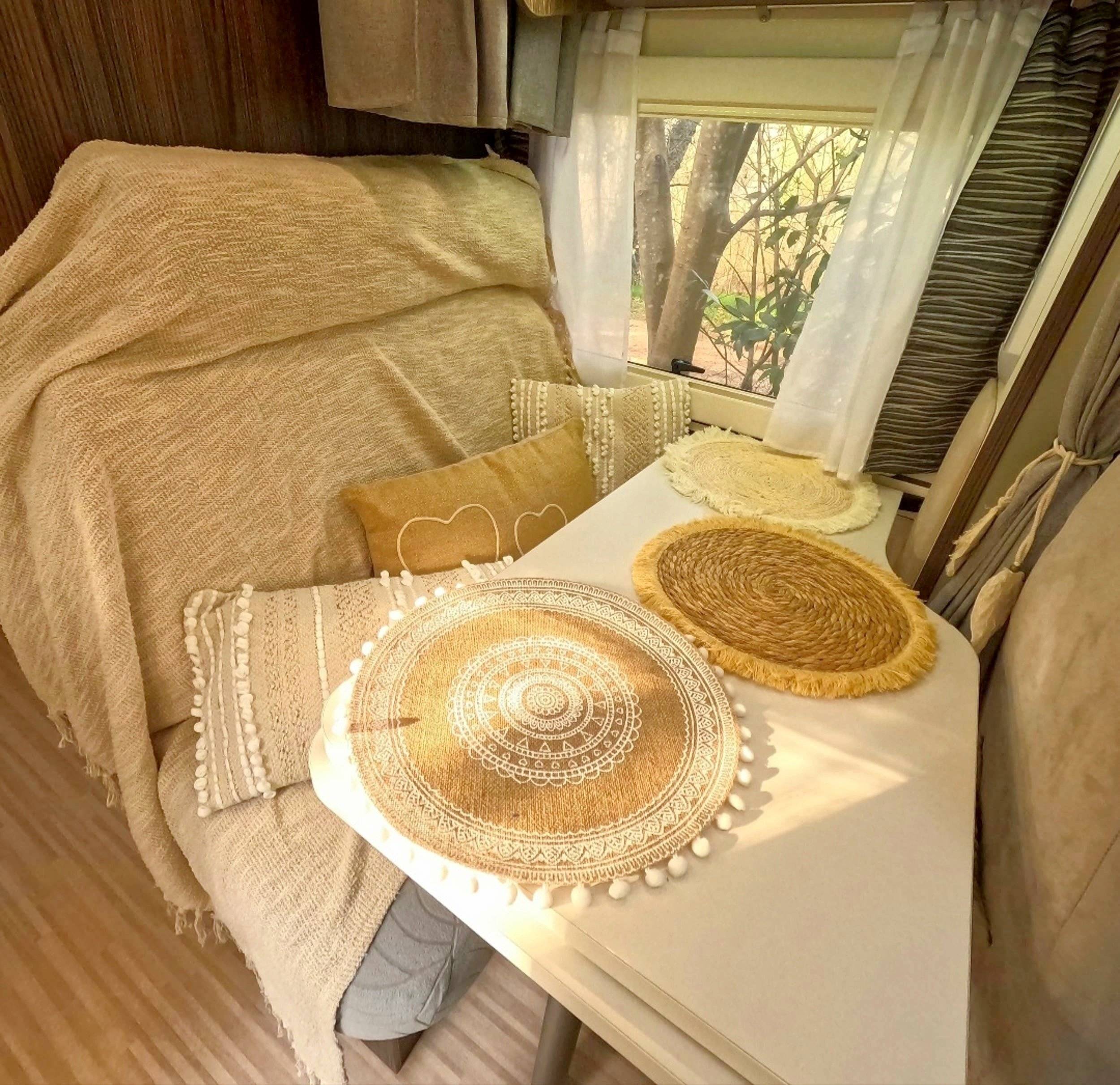 Coin repas Ford Transit 2,0 l 130 ch - Yescapa