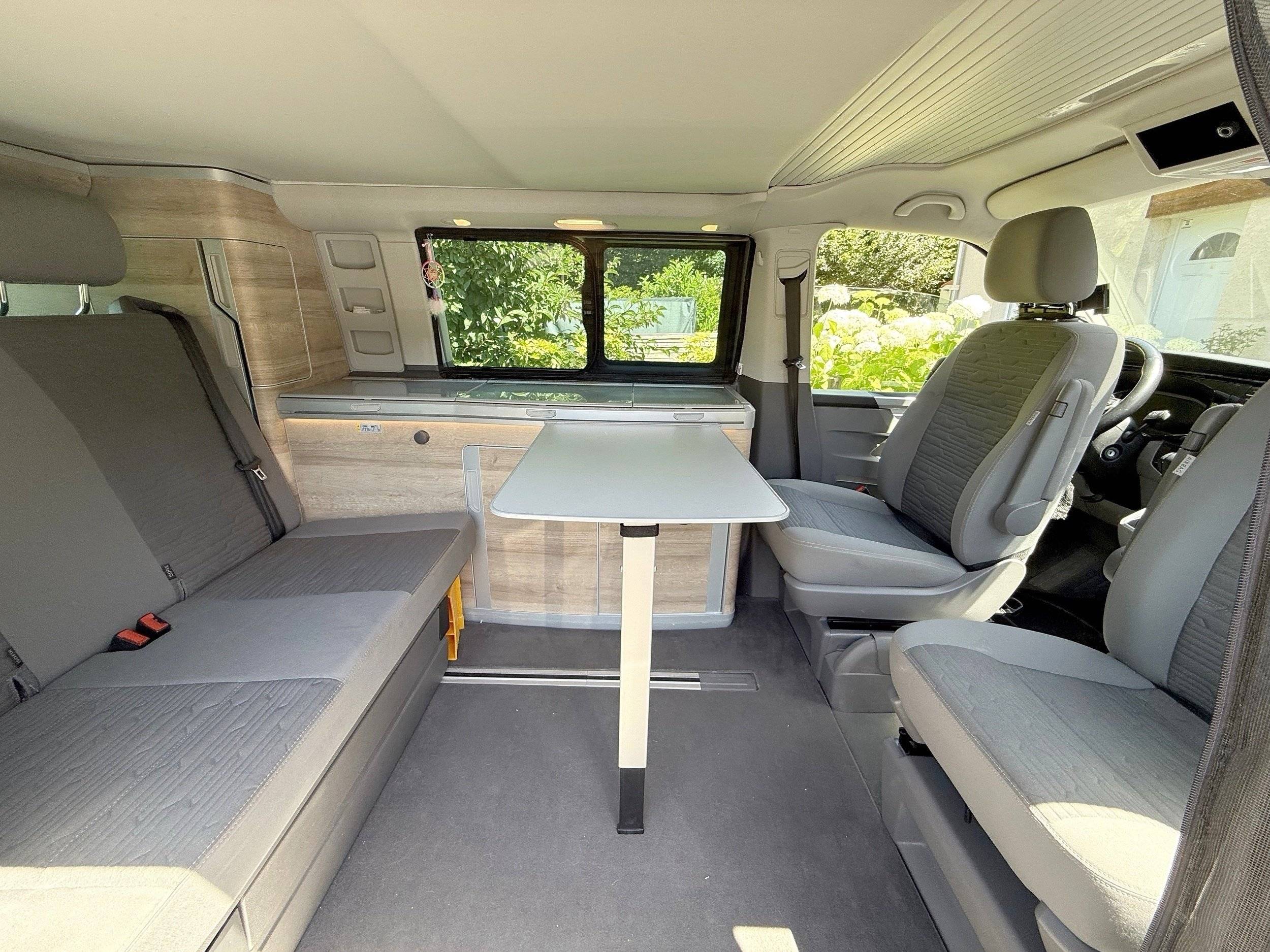 Área de jantar Volkswagen California T6.1 Edition DSG7 - Yescapa