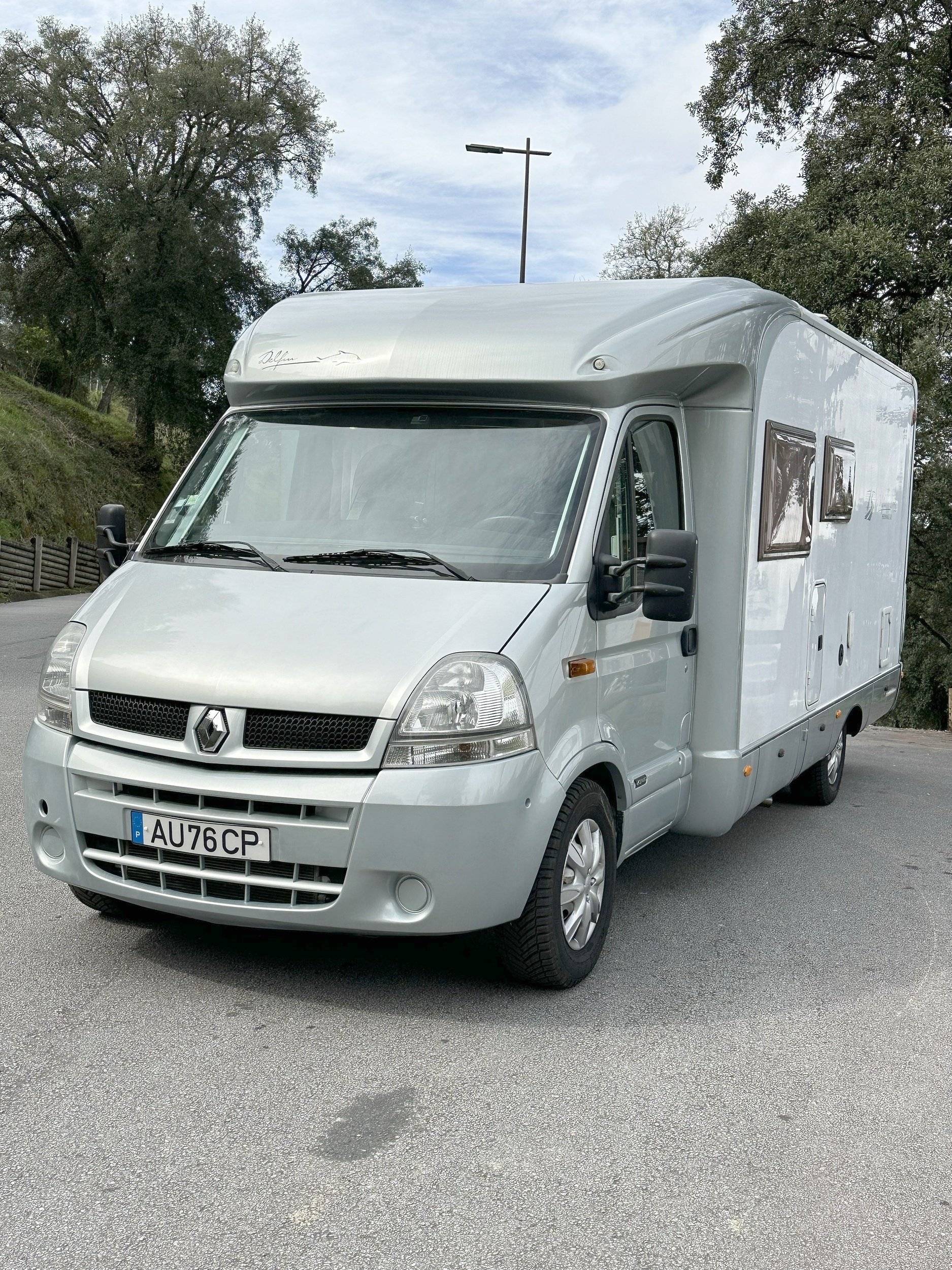 schräge Vorderansicht Renault Master 3,0 l. dCi 140 ch. - Yescapa