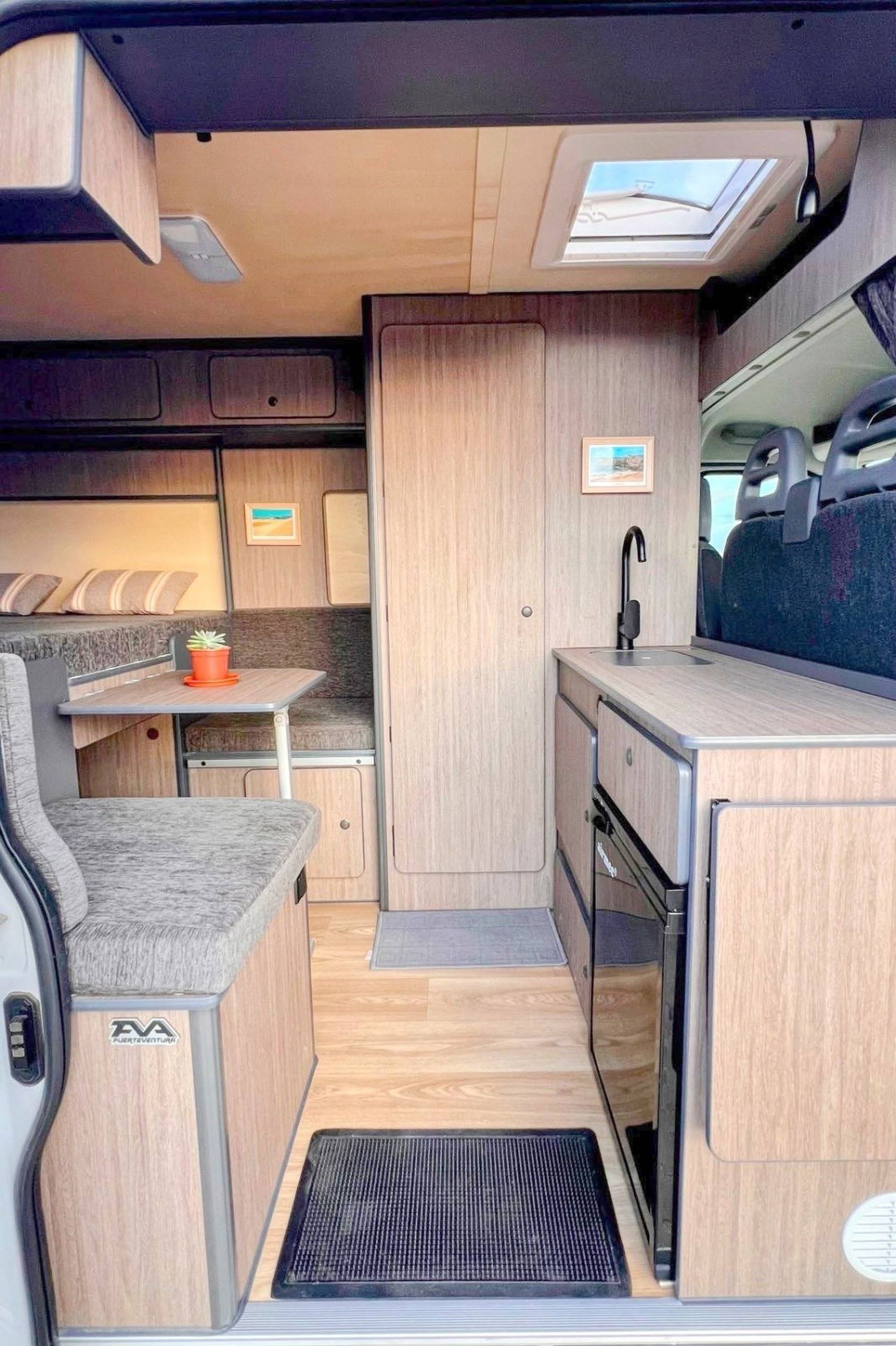 Dining Area Fiat Ducato 2,3 l 115 ch - Yescapa