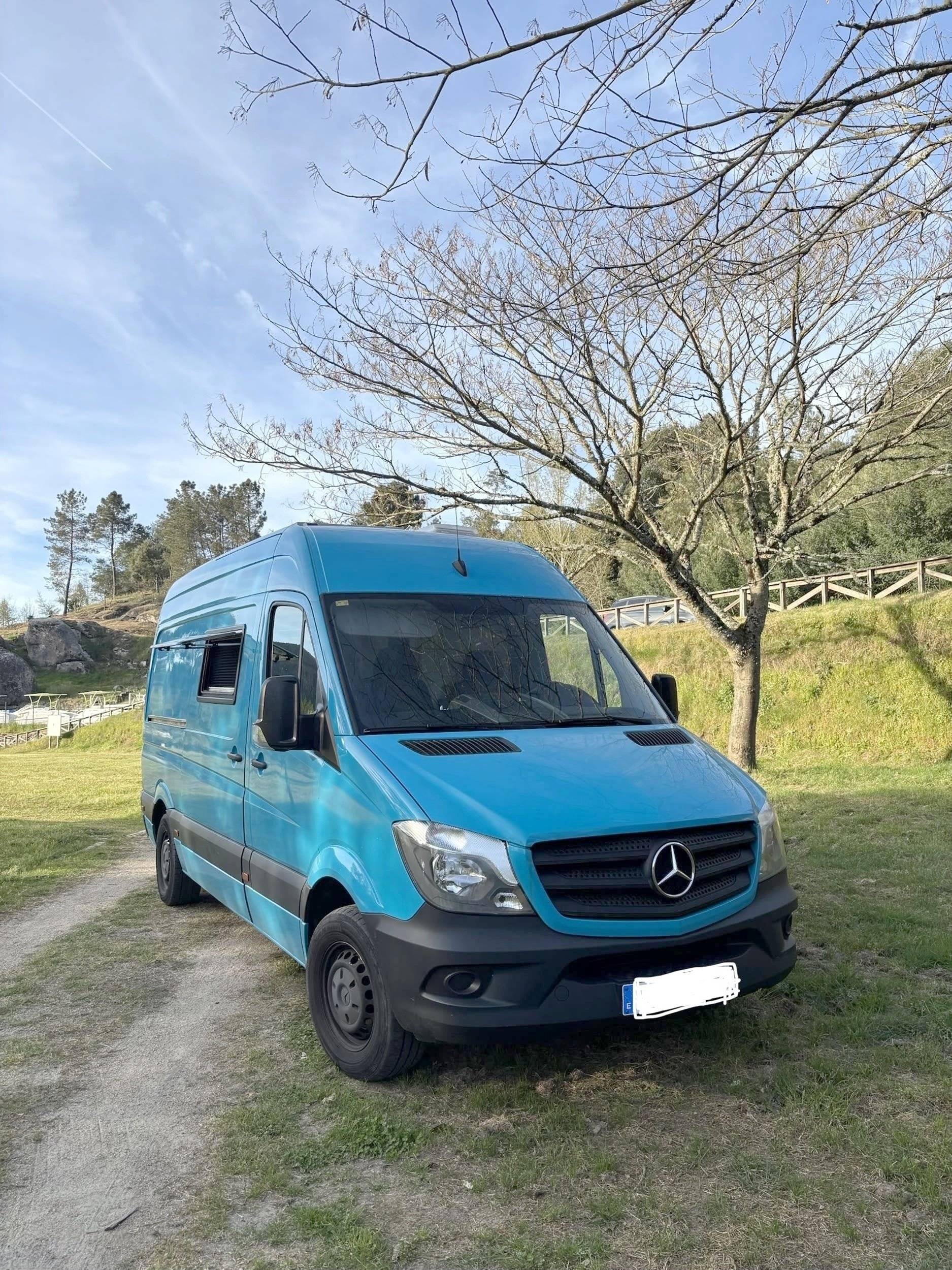 Front view from 3/4 Mercedes Sprinter 2,15 l 163 ch - Yescapa