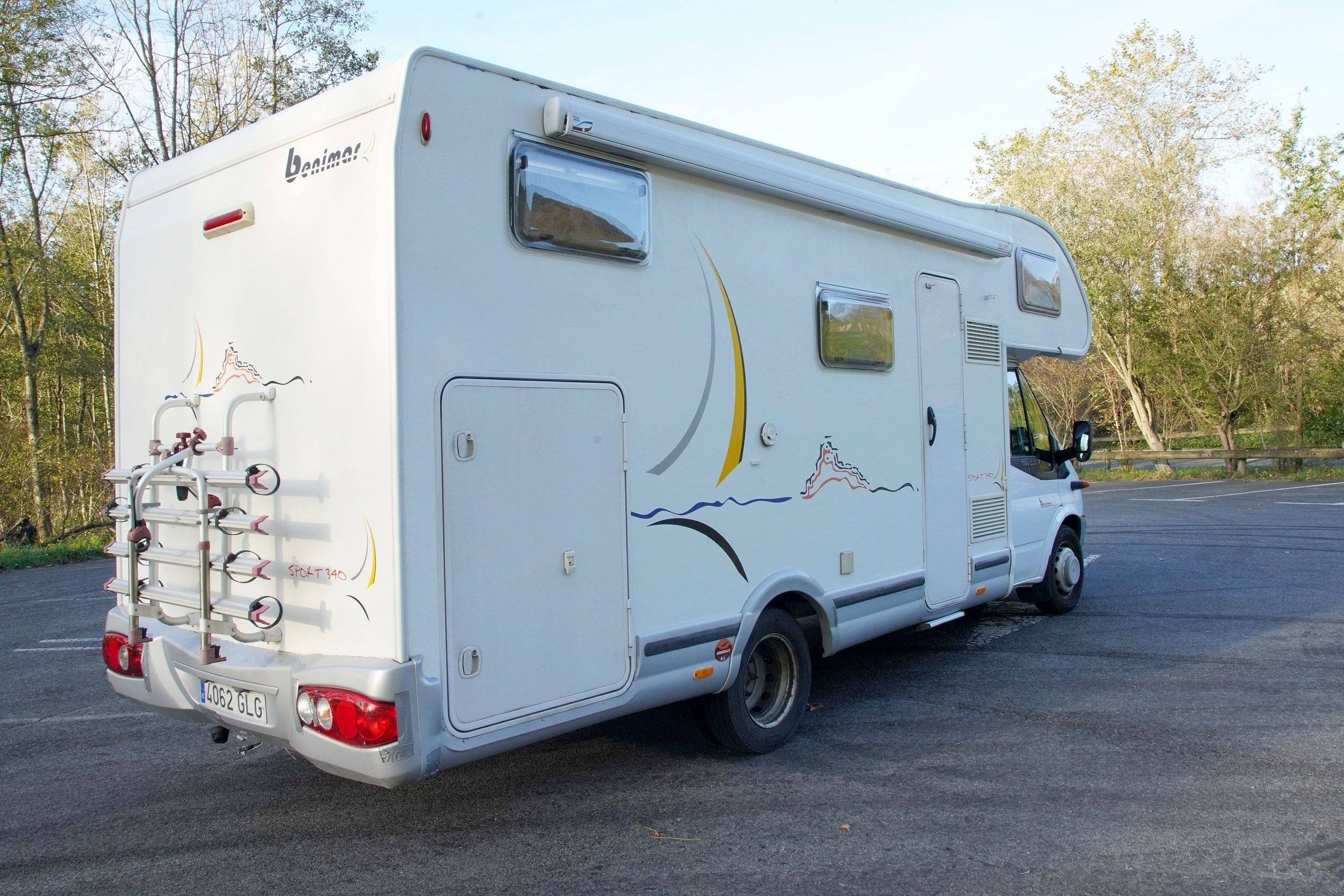 Vue avant de 3/4 Ford Transit - Yescapa