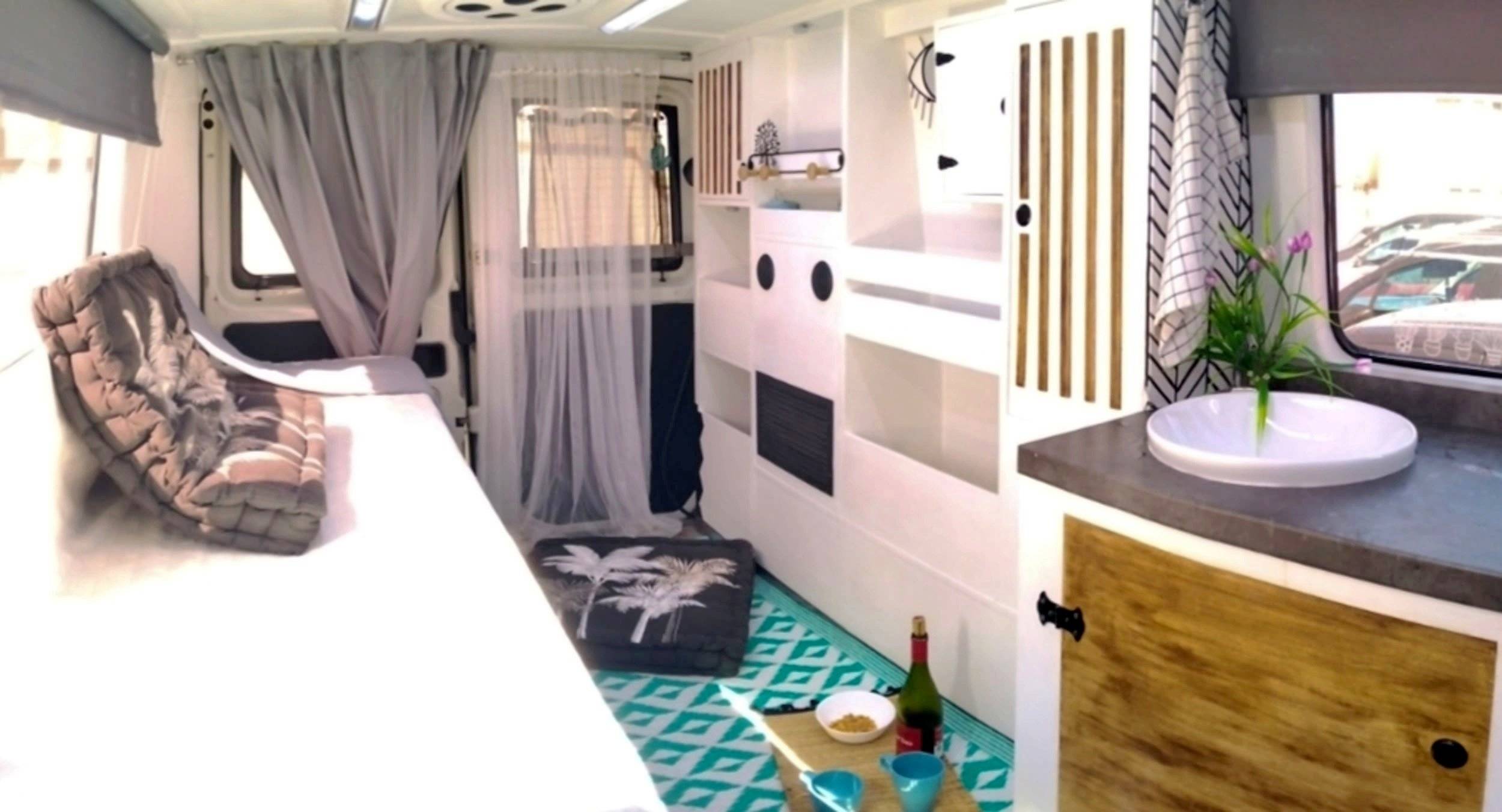 Front view from 3/4 Iveco Daily 2.3 - Yescapa